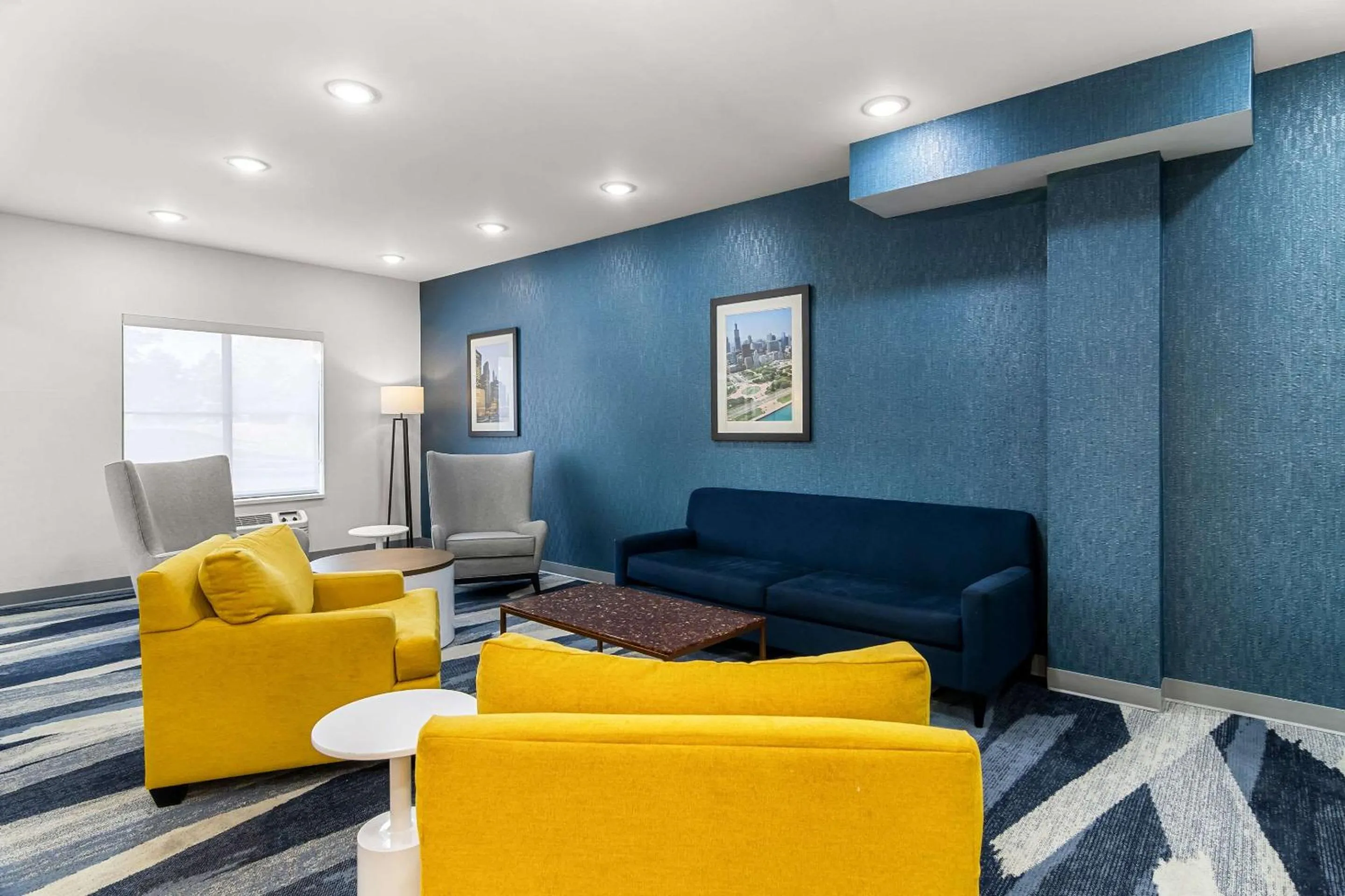 Lobby or reception in Comfort Inn & Suites near Tinley Park Amphitheater
