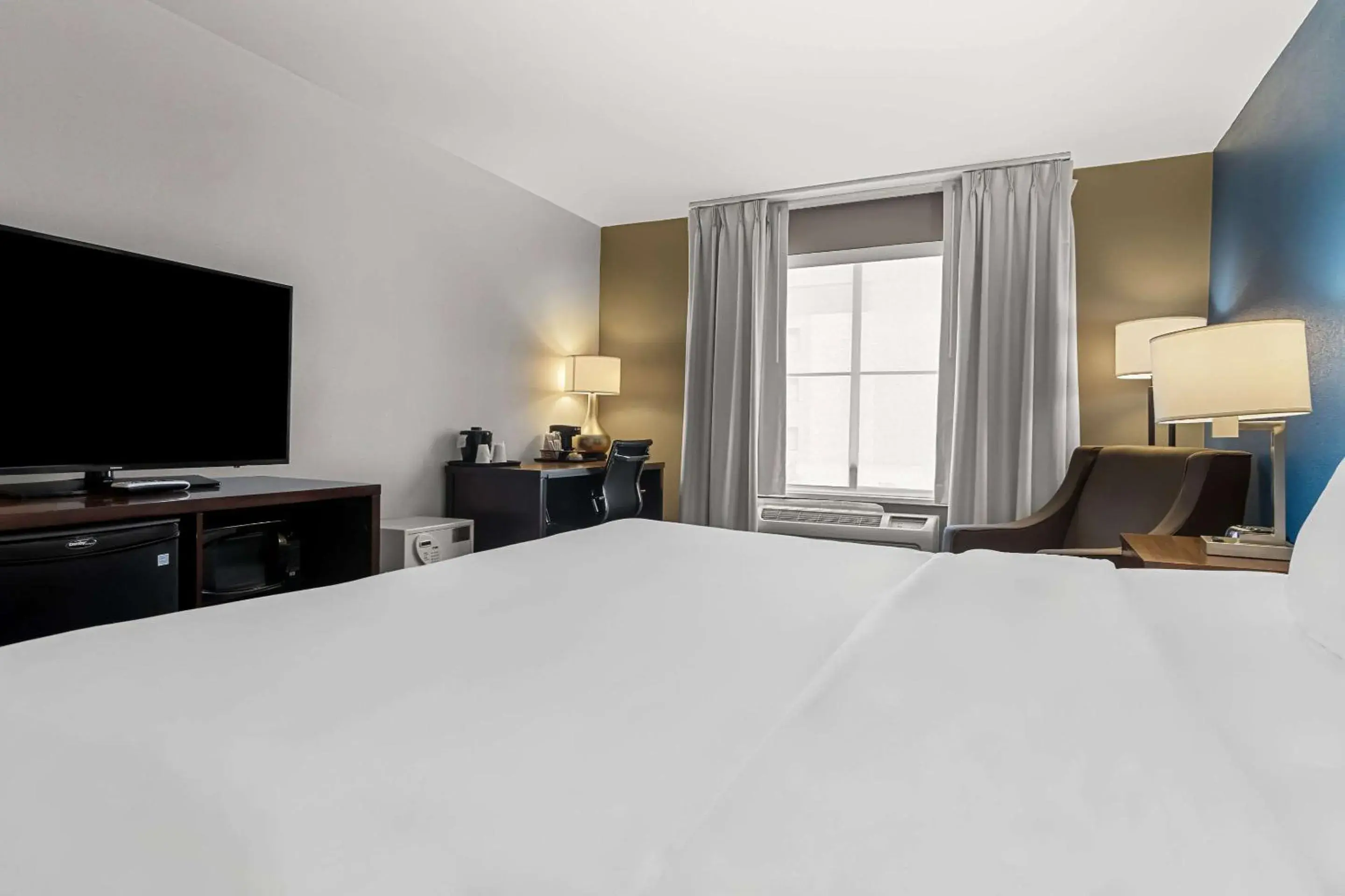 Bedroom, Bed in Comfort Inn & Suites near Tinley Park Amphitheater Bedroom, Bed in Comfort Inn & Suites near Tinley Park Amphitheater