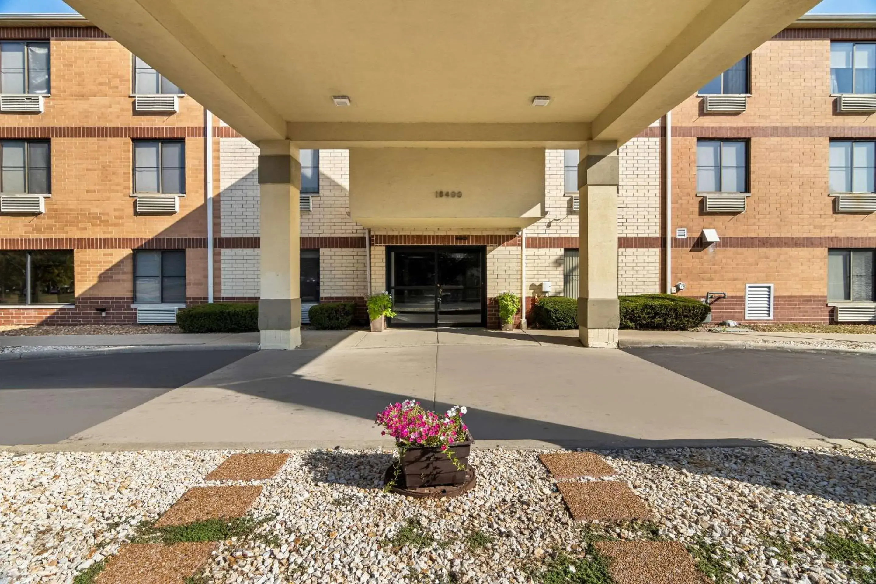 Property building in Comfort Inn & Suites near Tinley Park Amphitheater Property building in Comfort Inn & Suites near Tinley Park Amphitheater