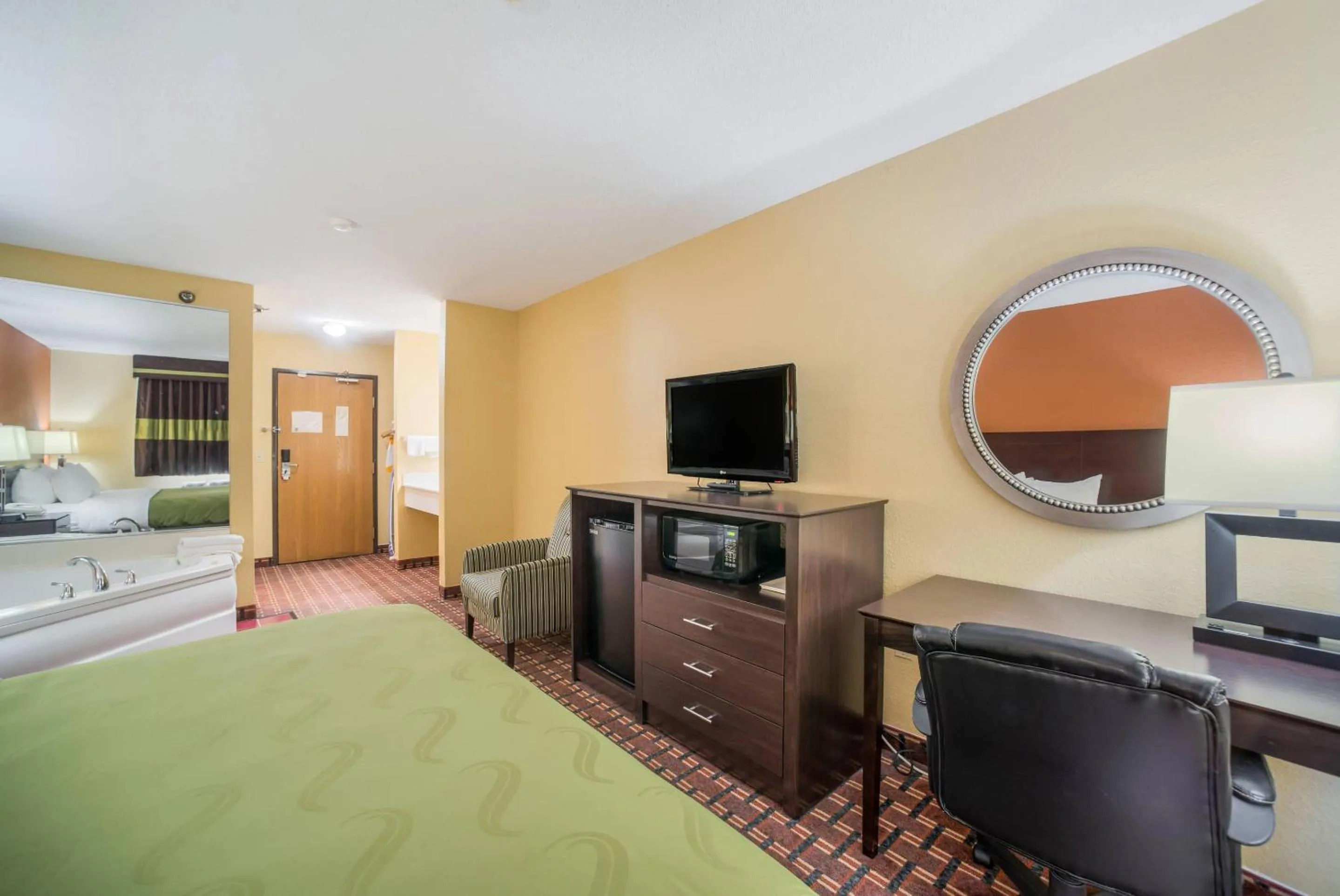 Bedroom, Bed in Quality Inn O'Fallon IL - St Louis
