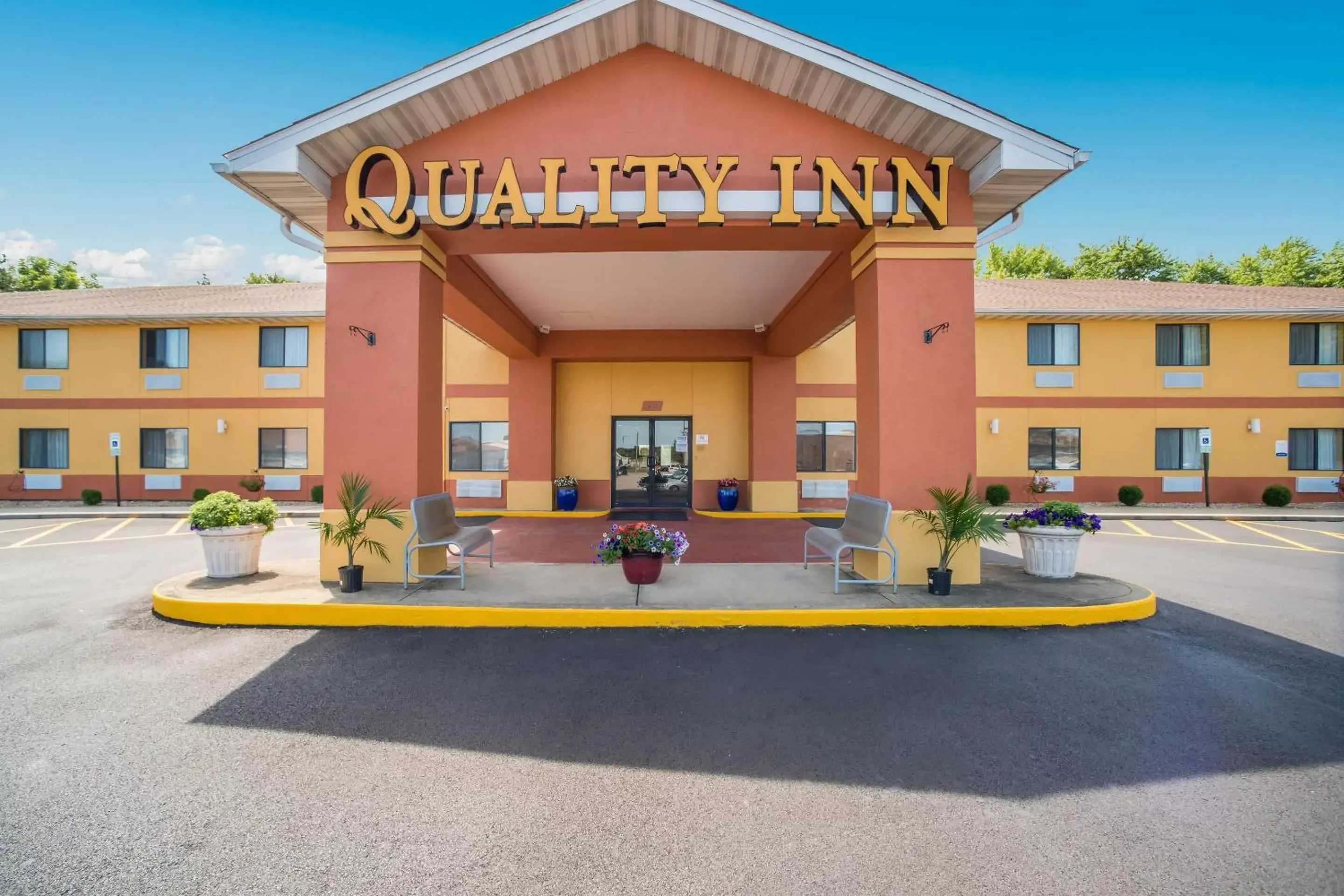 Property building in Quality Inn O'Fallon IL - St Louis Property building in Quality Inn O'Fallon IL - St Louis