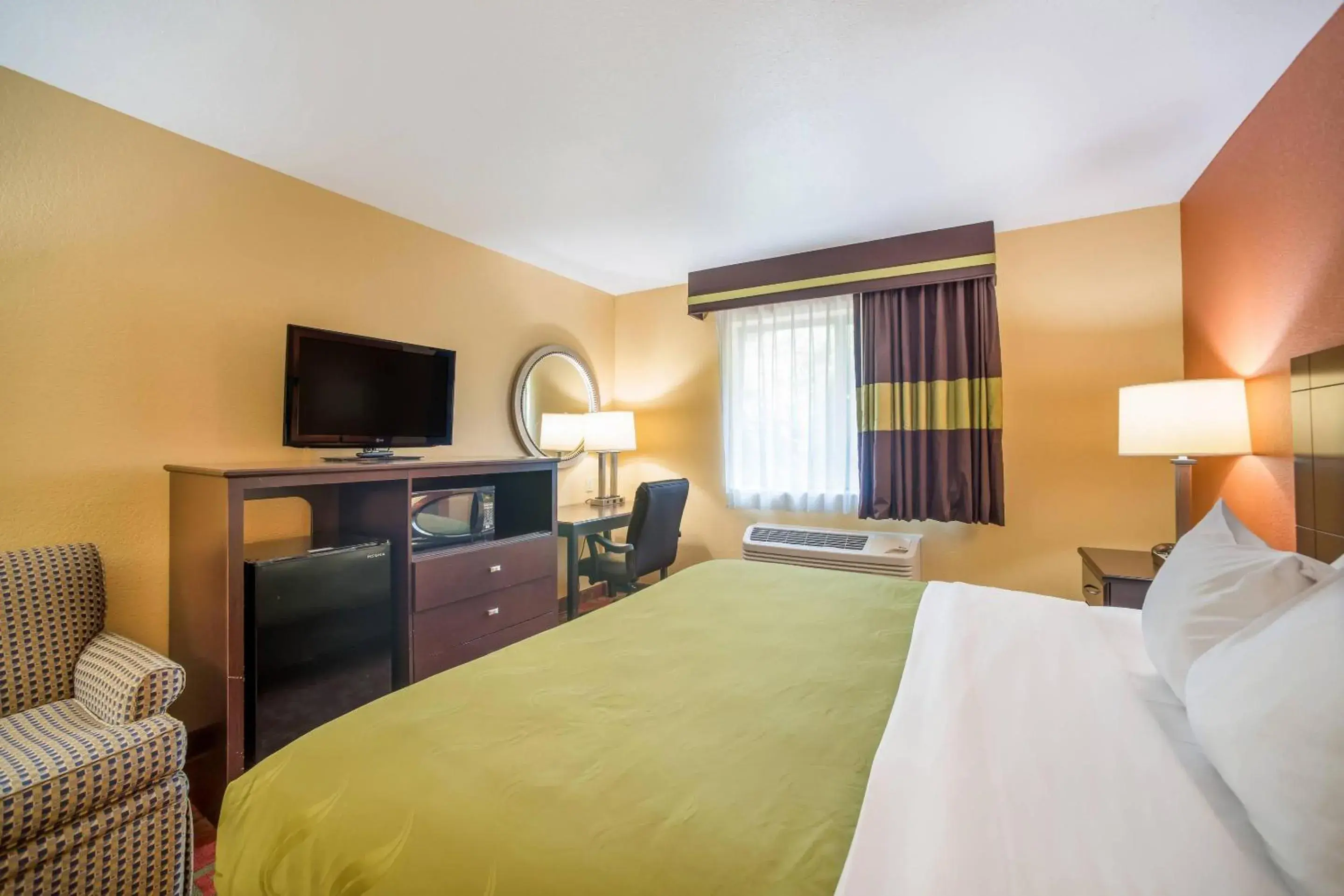Bedroom, Bed in Quality Inn O'Fallon IL - St Louis Bedroom, Bed in Quality Inn O'Fallon IL - St Louis