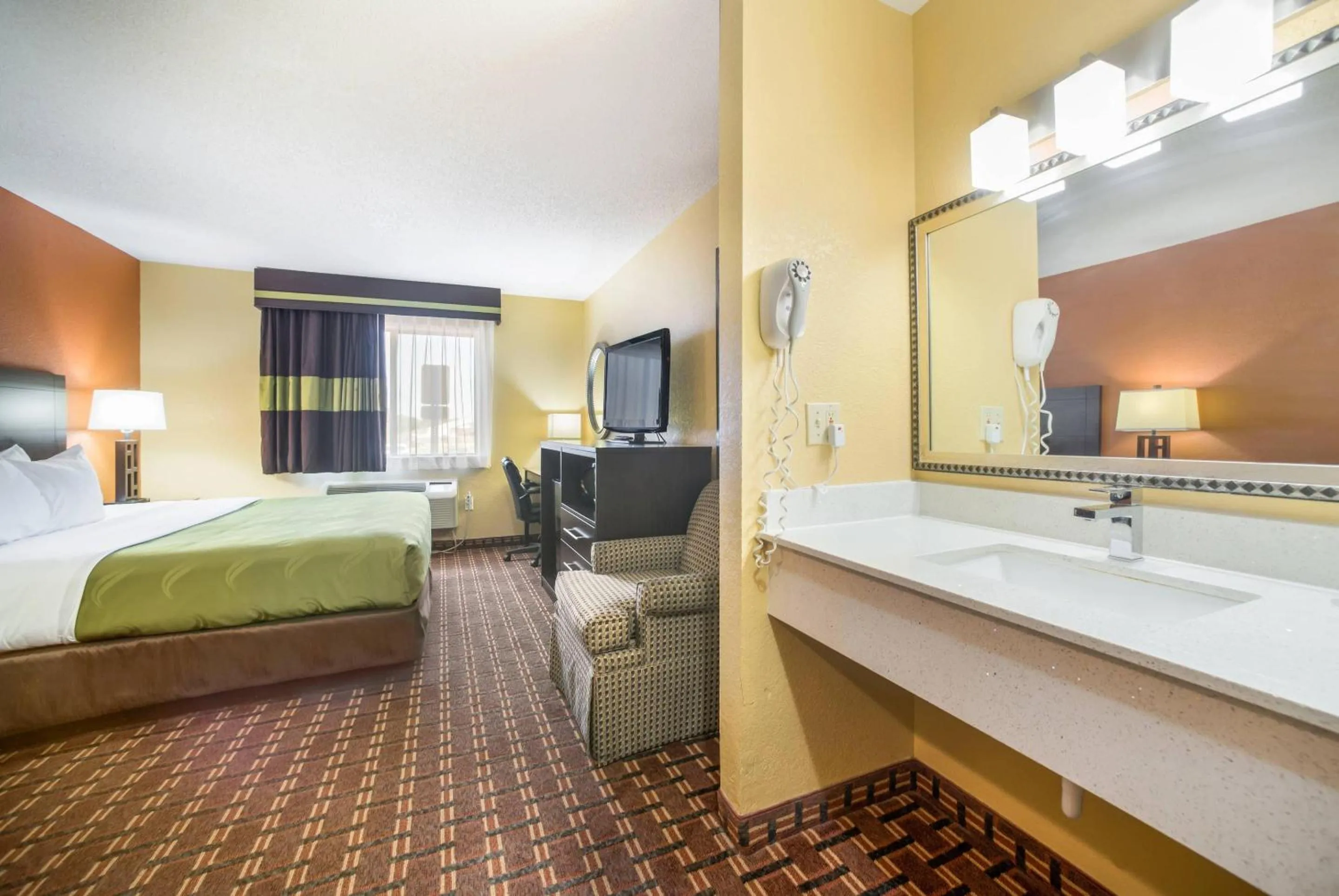 Bedroom, Bed in Quality Inn O'Fallon IL - St Louis
