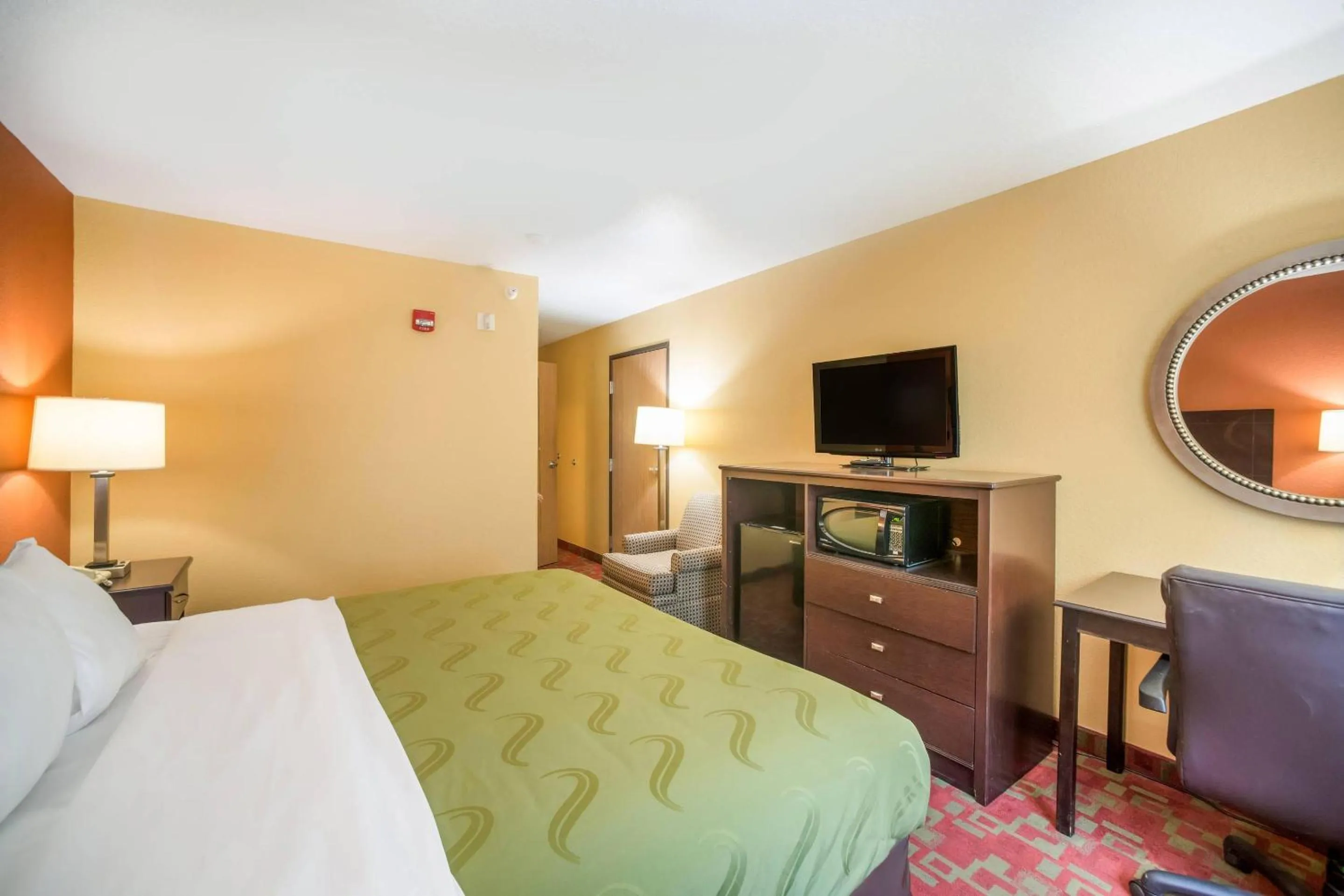 Bedroom, Bed in Quality Inn O'Fallon IL - St Louis