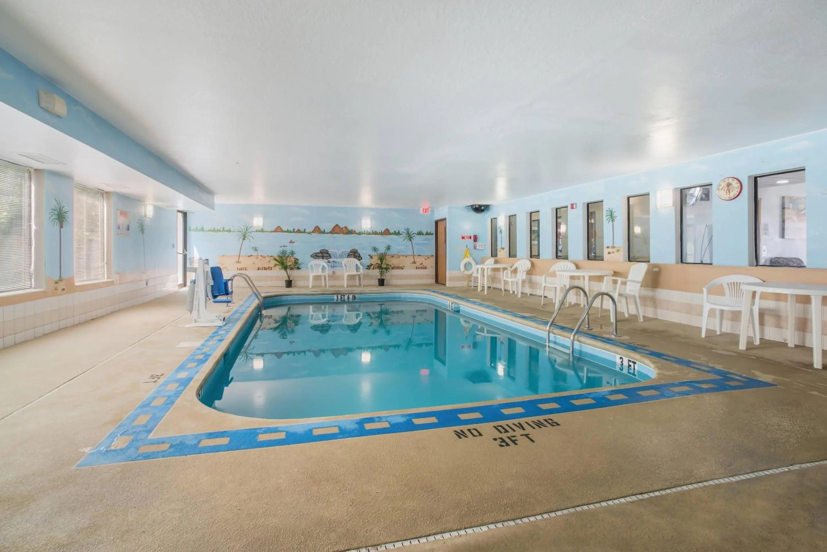 Swimming pool in Quality Inn O'Fallon IL - St Louis