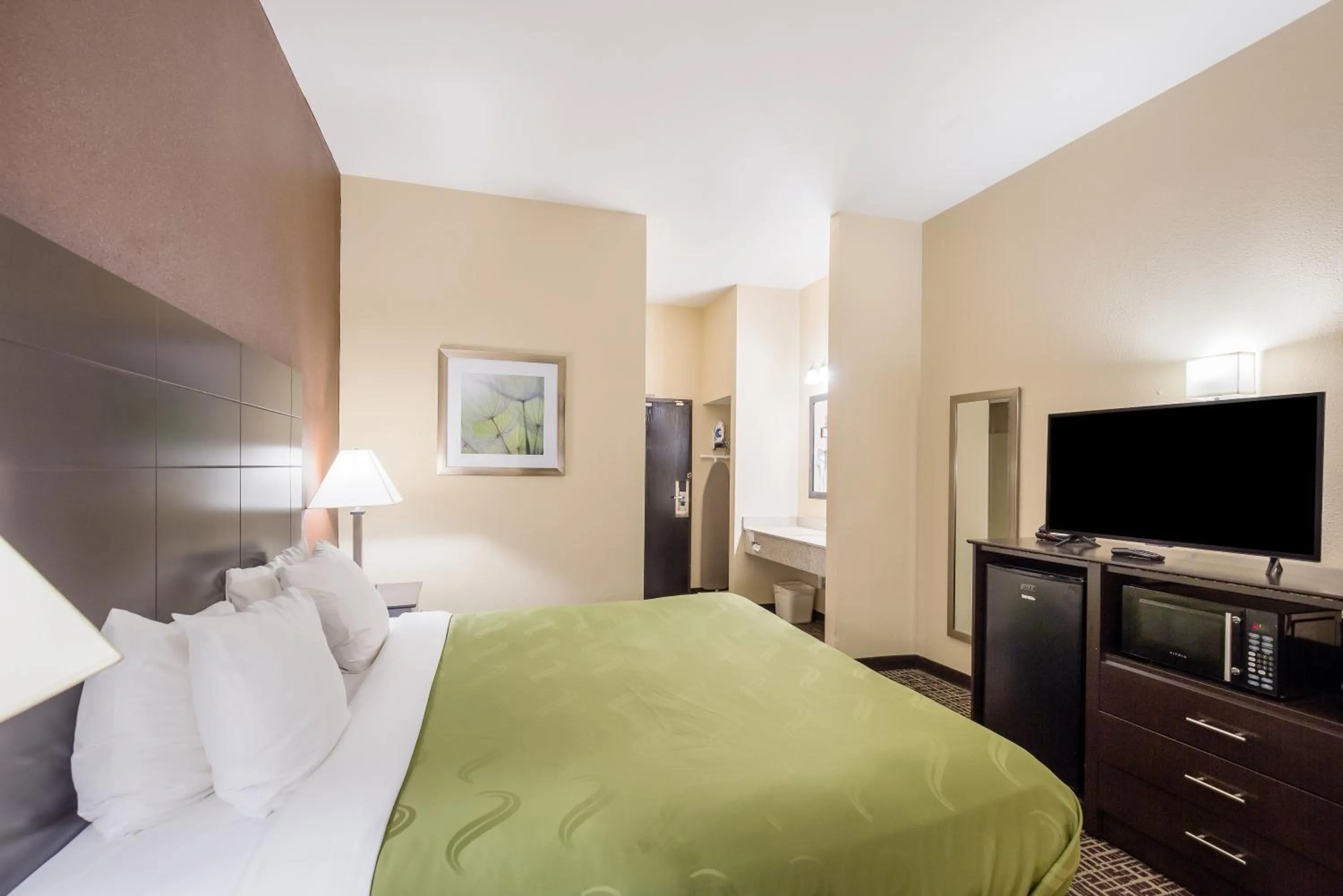 Bed in Quality Inn & Suites Caseyville - St Louis