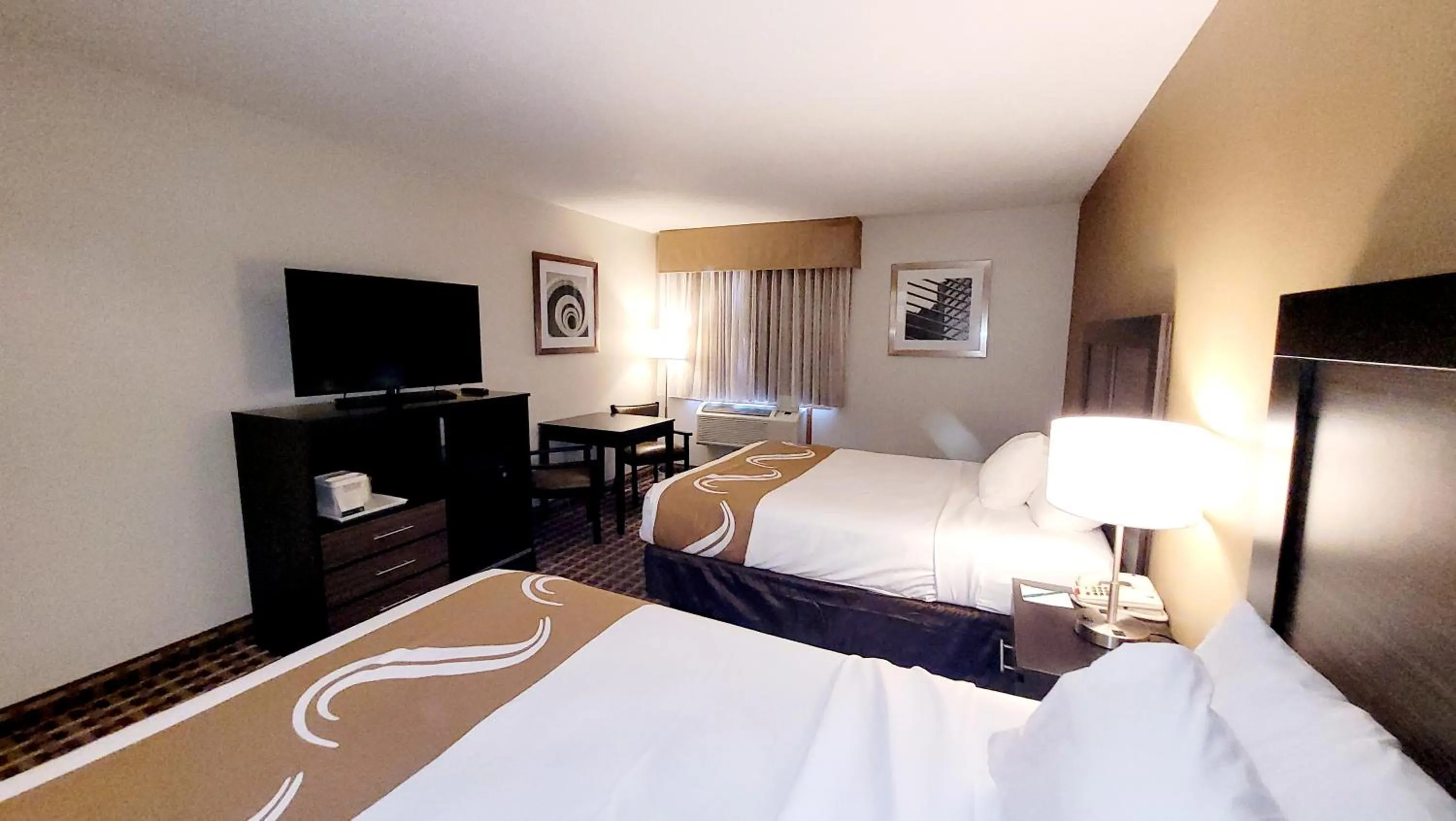 Communal lounge/ TV room, Bed in Quality Inn & Suites