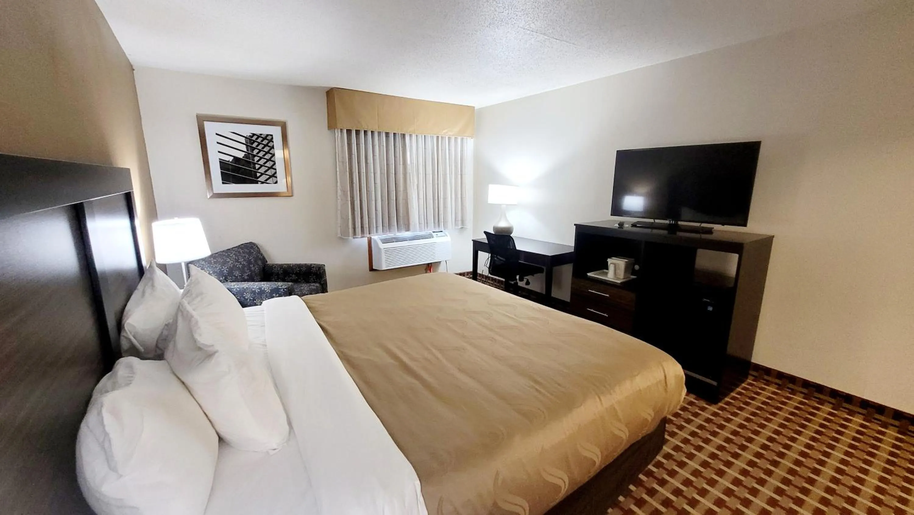 Photo of the whole room, Bed in Quality Inn & Suites
