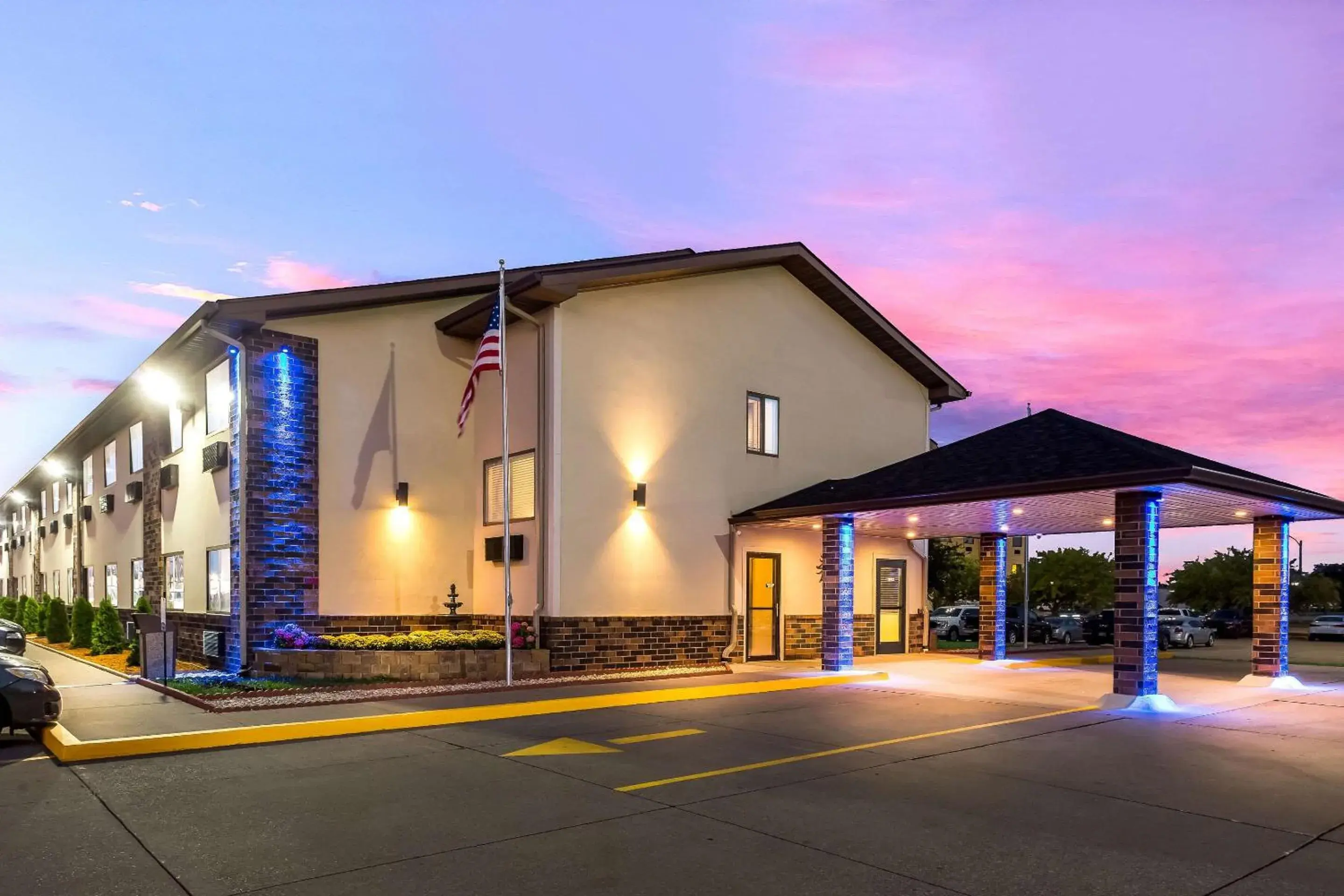 Property building in Quality Inn Galesburg near US Highway 34 and I-74 Property building in Quality Inn Galesburg near US Highway 34 and I-74