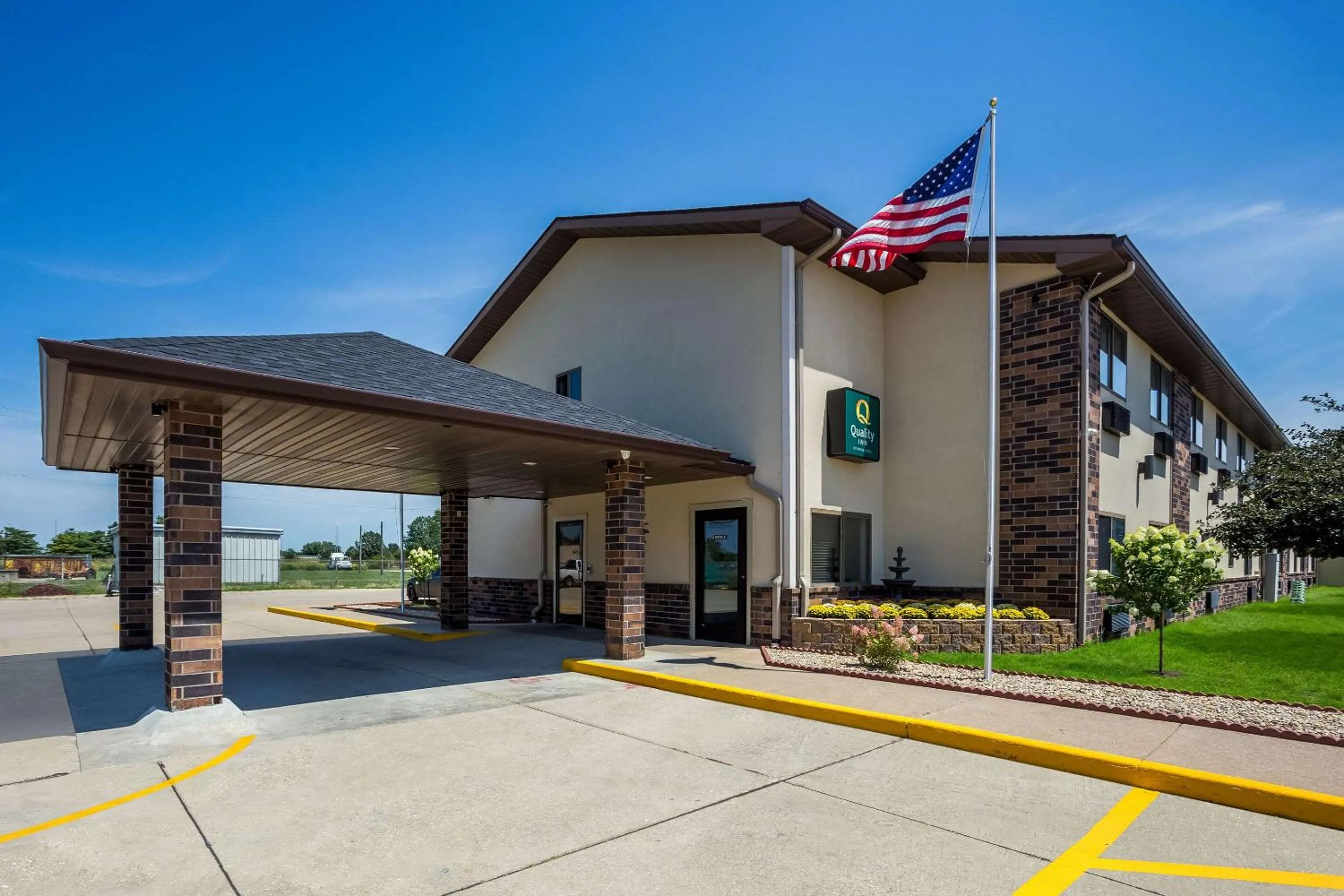 Property building in Quality Inn Galesburg near US Highway 34 and I-74