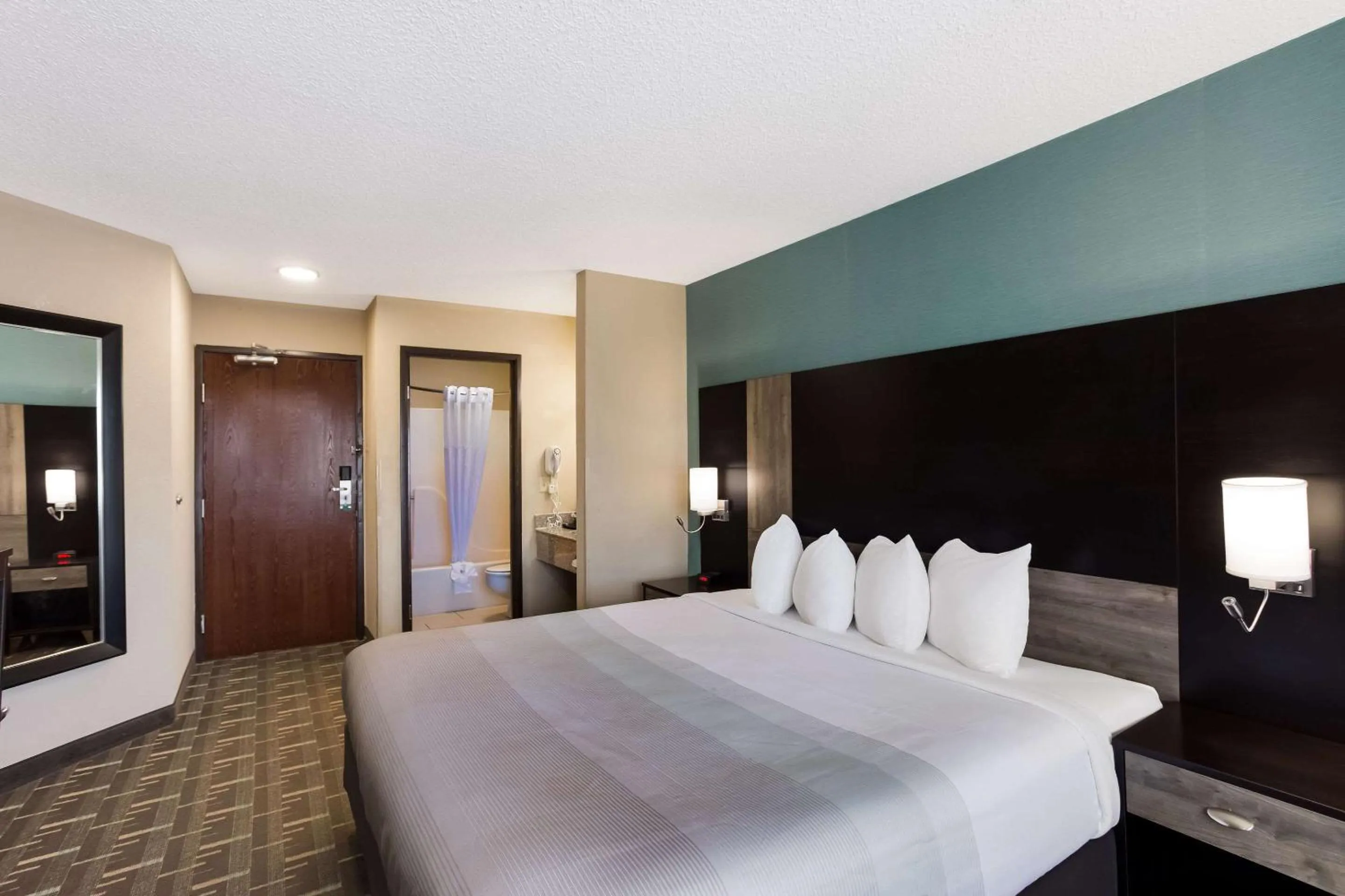 Bedroom in Quality Inn Galesburg near US Highway 34 and I-74