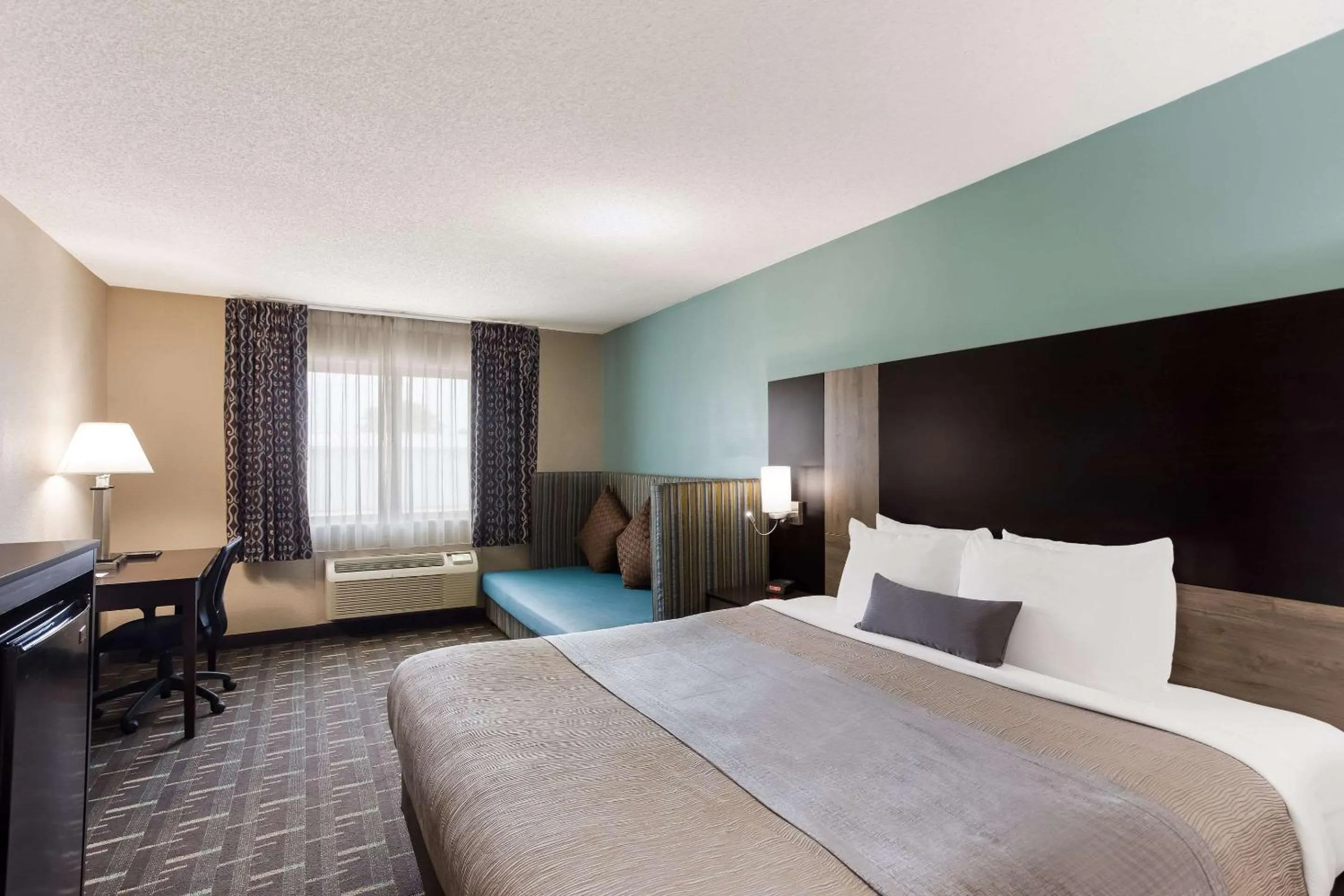 Bedroom in Quality Inn Galesburg near US Highway 34 and I-74