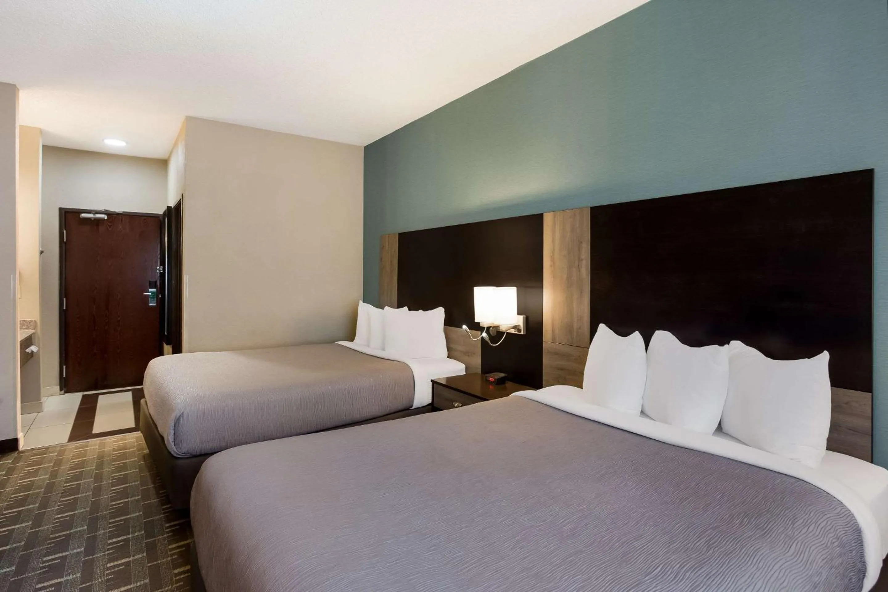 Bedroom in Quality Inn Galesburg near US Highway 34 and I-74