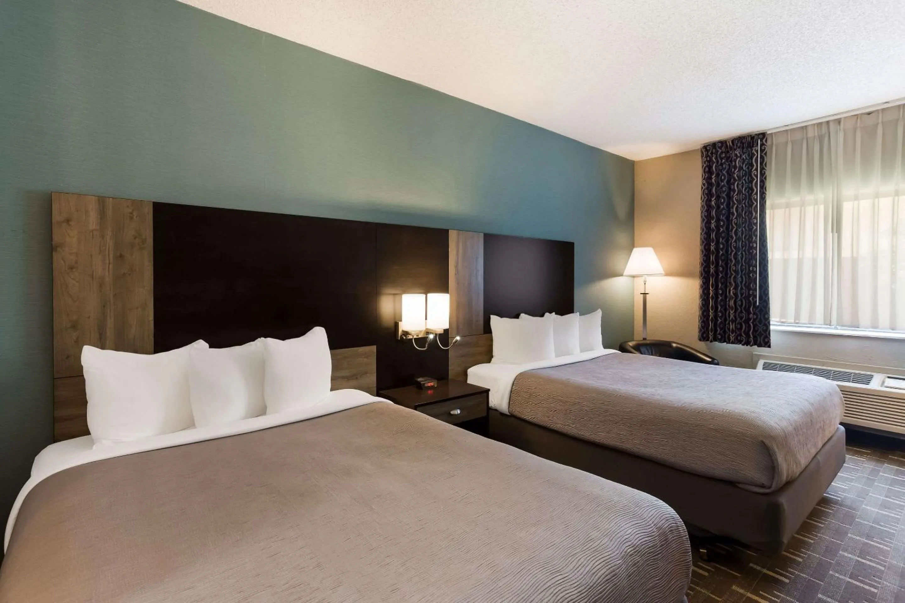 Bedroom in Quality Inn Galesburg near US Highway 34 and I-74