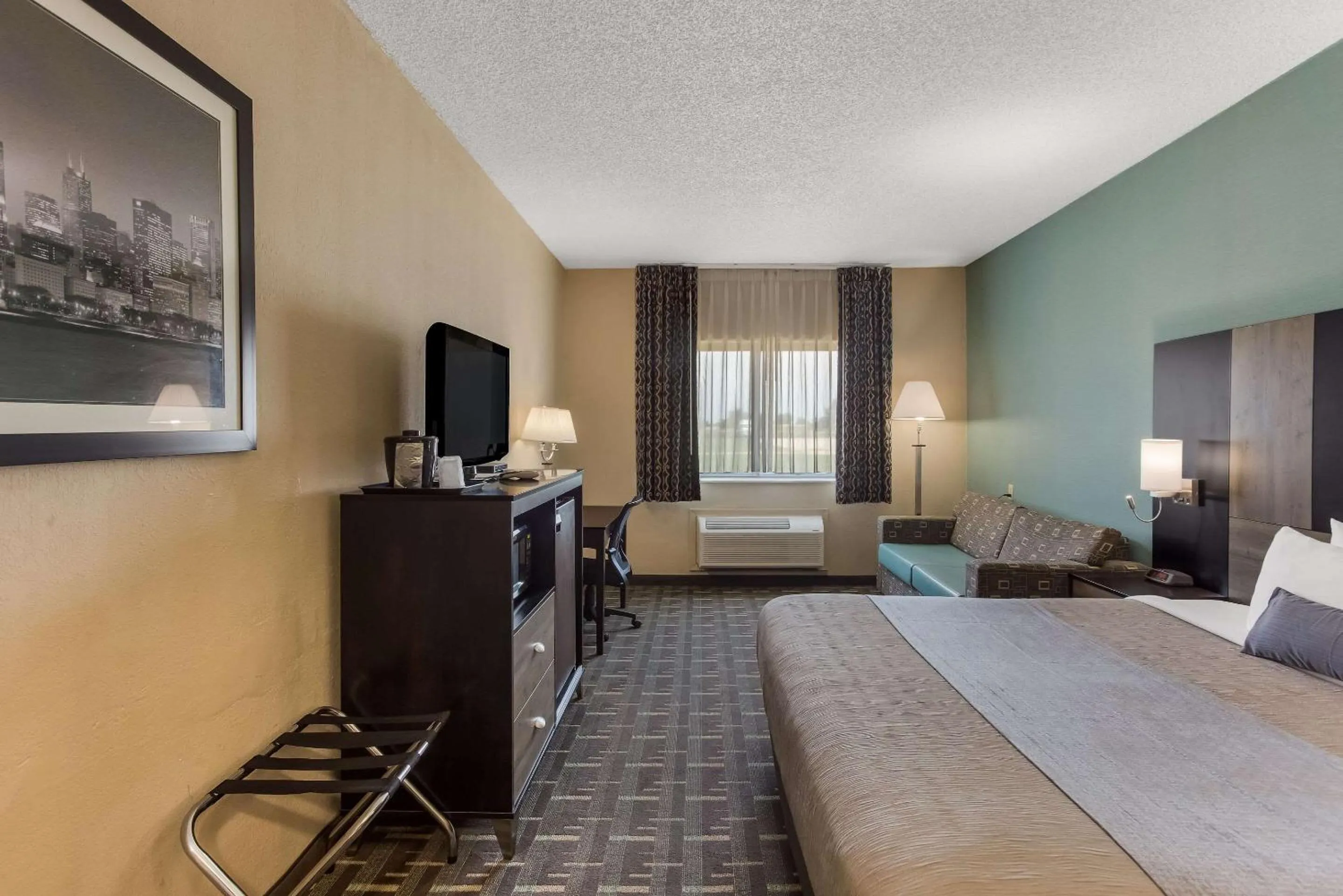 Bedroom in Quality Inn Galesburg near US Highway 34 and I-74