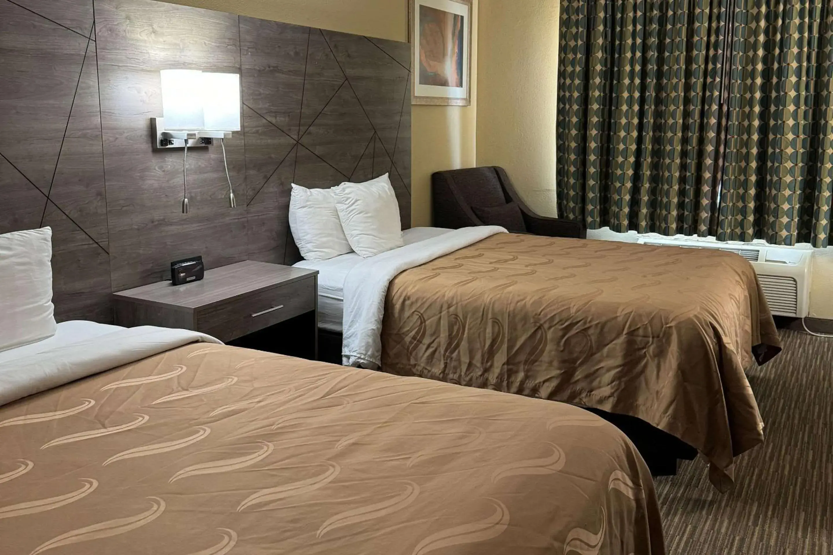 Bedroom, Bed in Quality Inn near I-72 and Hwy 51 Bedroom, Bed in Quality Inn near I-72 and Hwy 51