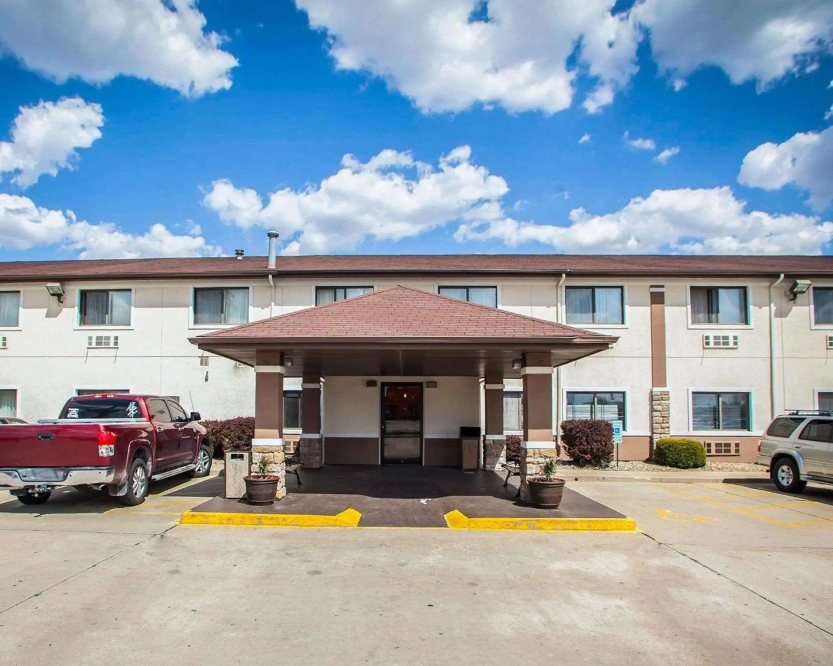 Property building in Quality Inn near I-72 and Hwy 51 Property building in Quality Inn near I-72 and Hwy 51