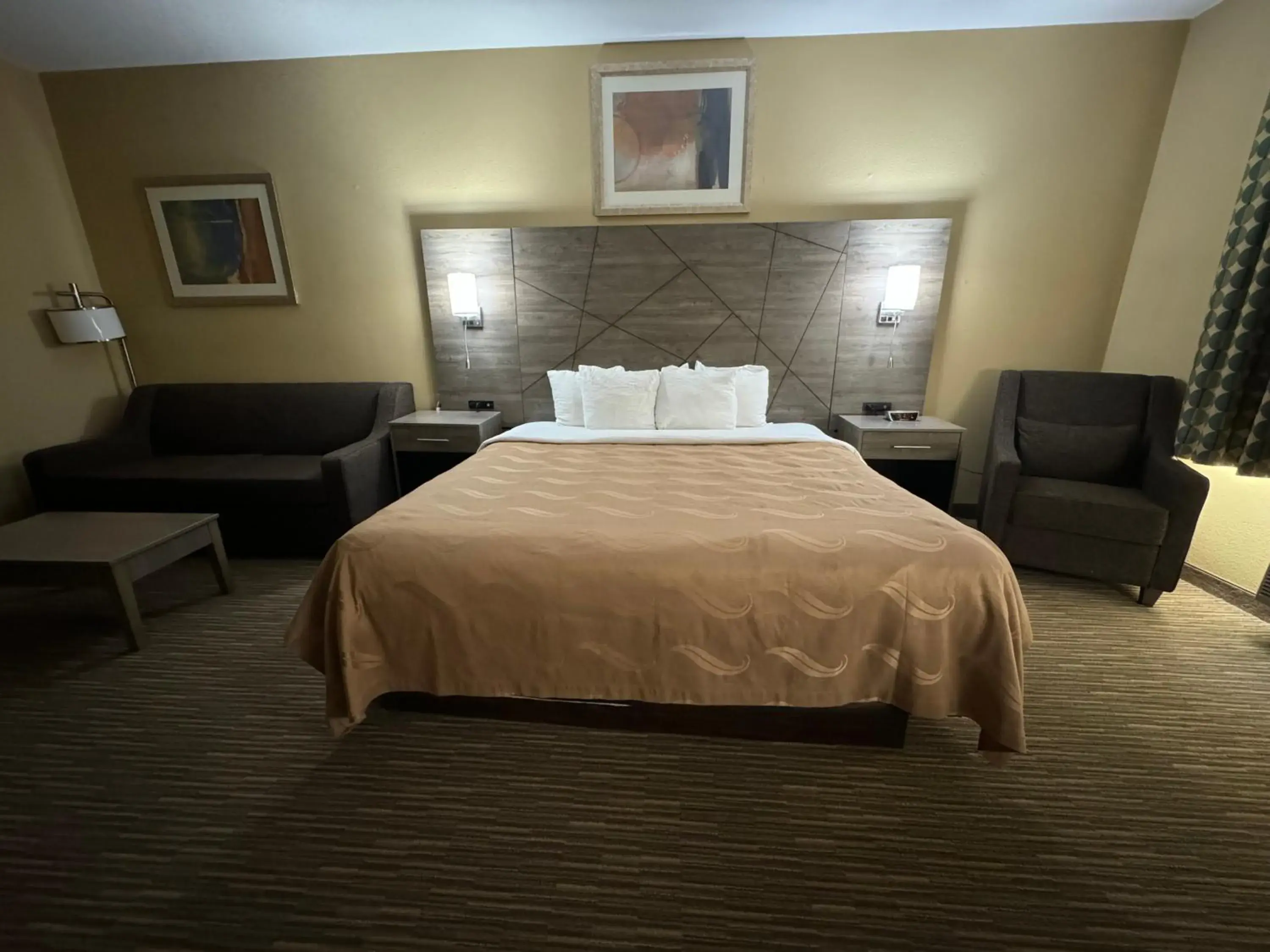 Bed in Quality Inn near I-72 and Hwy 51 Bed in Quality Inn near I-72 and Hwy 51