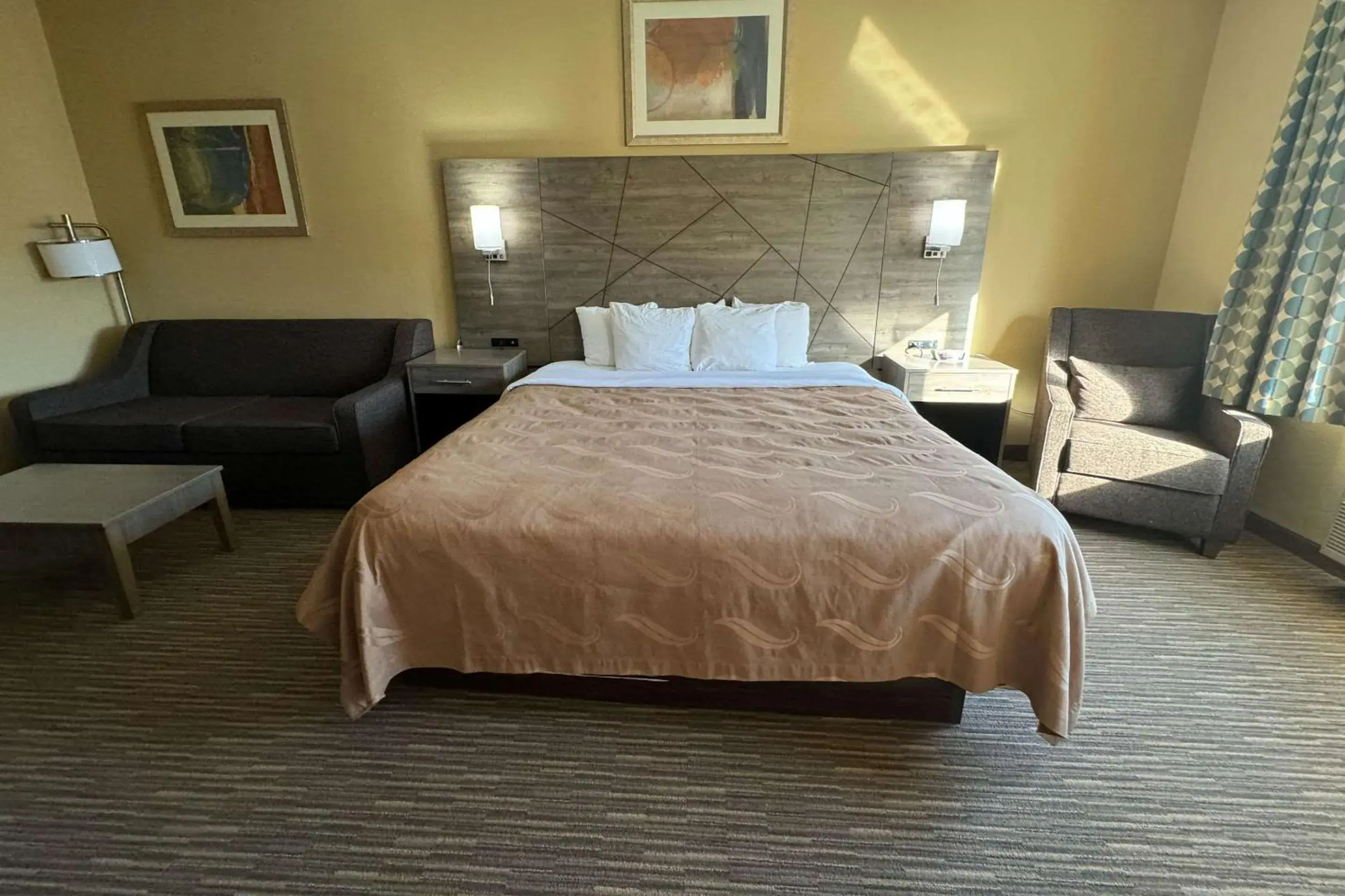 Bedroom, Bed in Quality Inn near I-72 and Hwy 51 Bedroom, Bed in Quality Inn near I-72 and Hwy 51