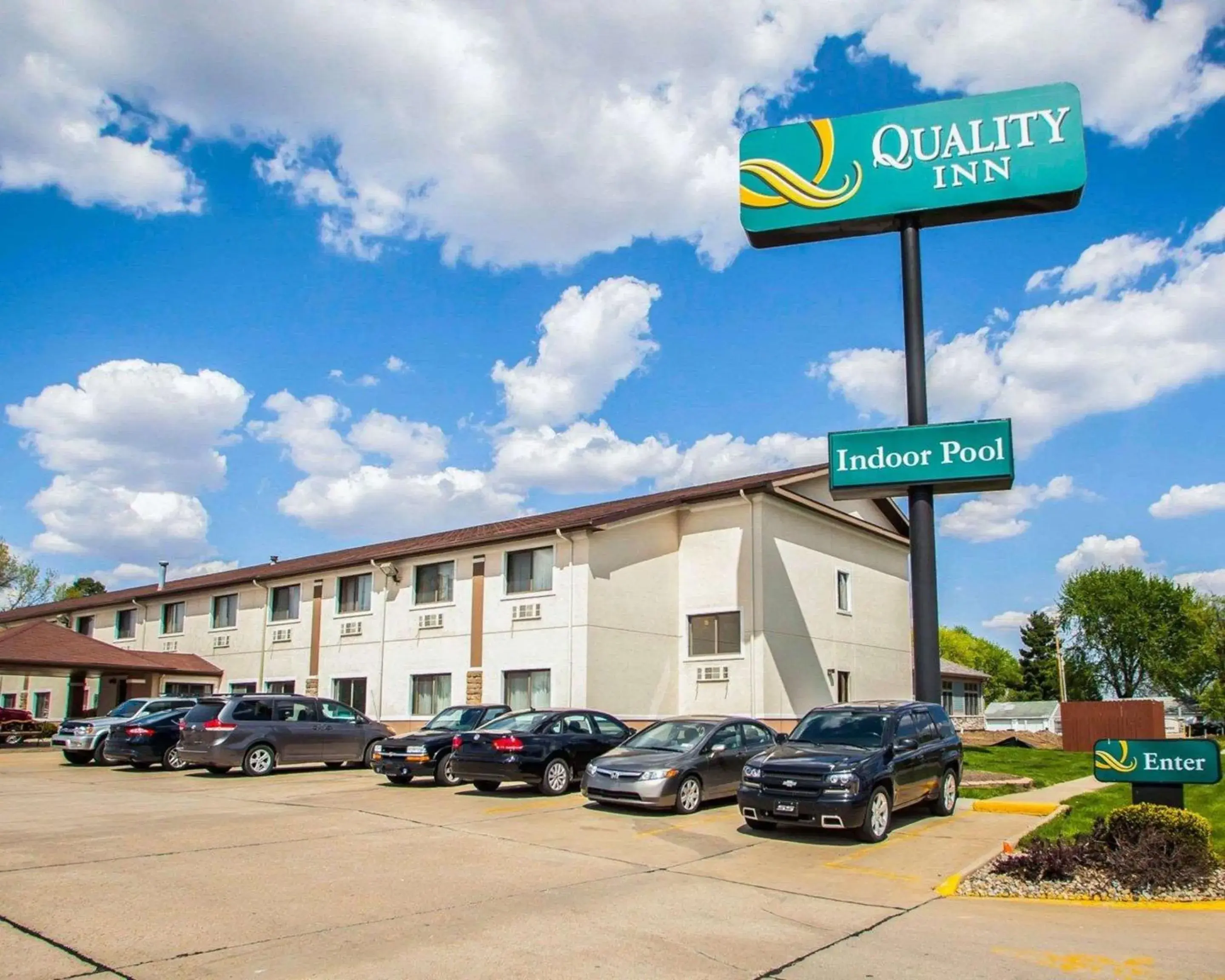 Property building in Quality Inn near I-72 and Hwy 51 Property building in Quality Inn near I-72 and Hwy 51