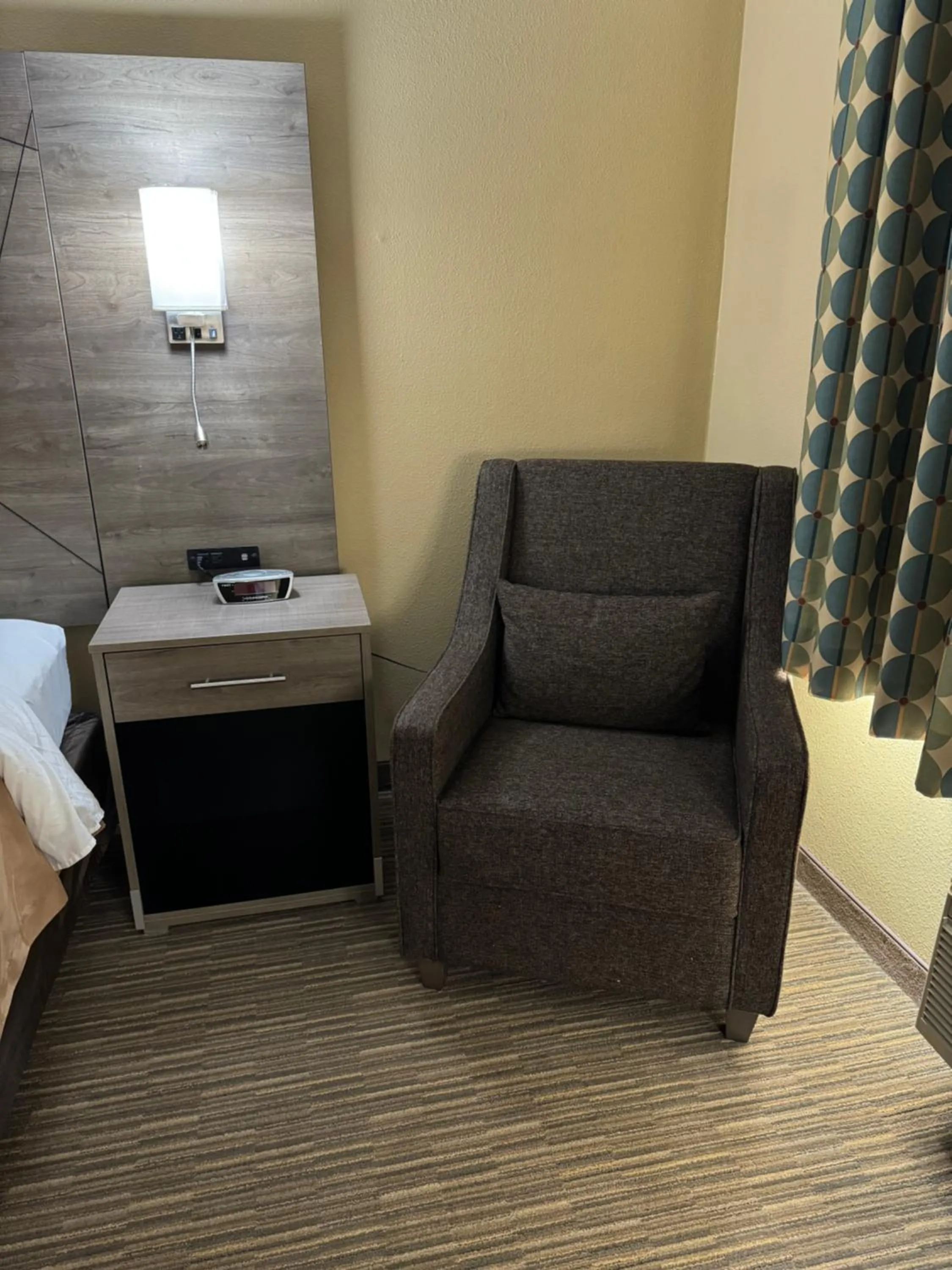 Seating area, Bed in Quality Inn Forsyth Decatur