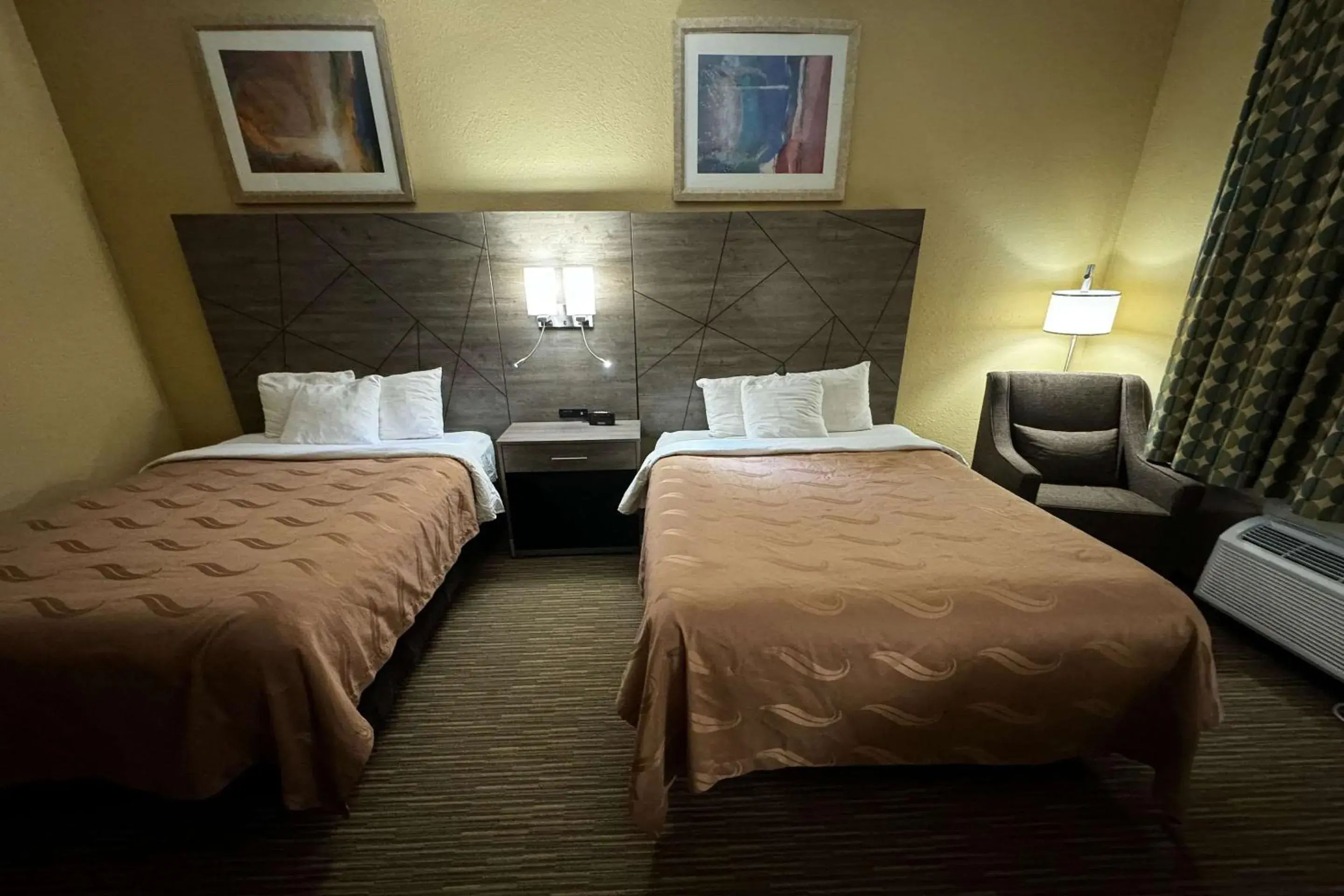 Bedroom, Bed in Quality Inn near I-72 and Hwy 51 Bedroom, Bed in Quality Inn near I-72 and Hwy 51