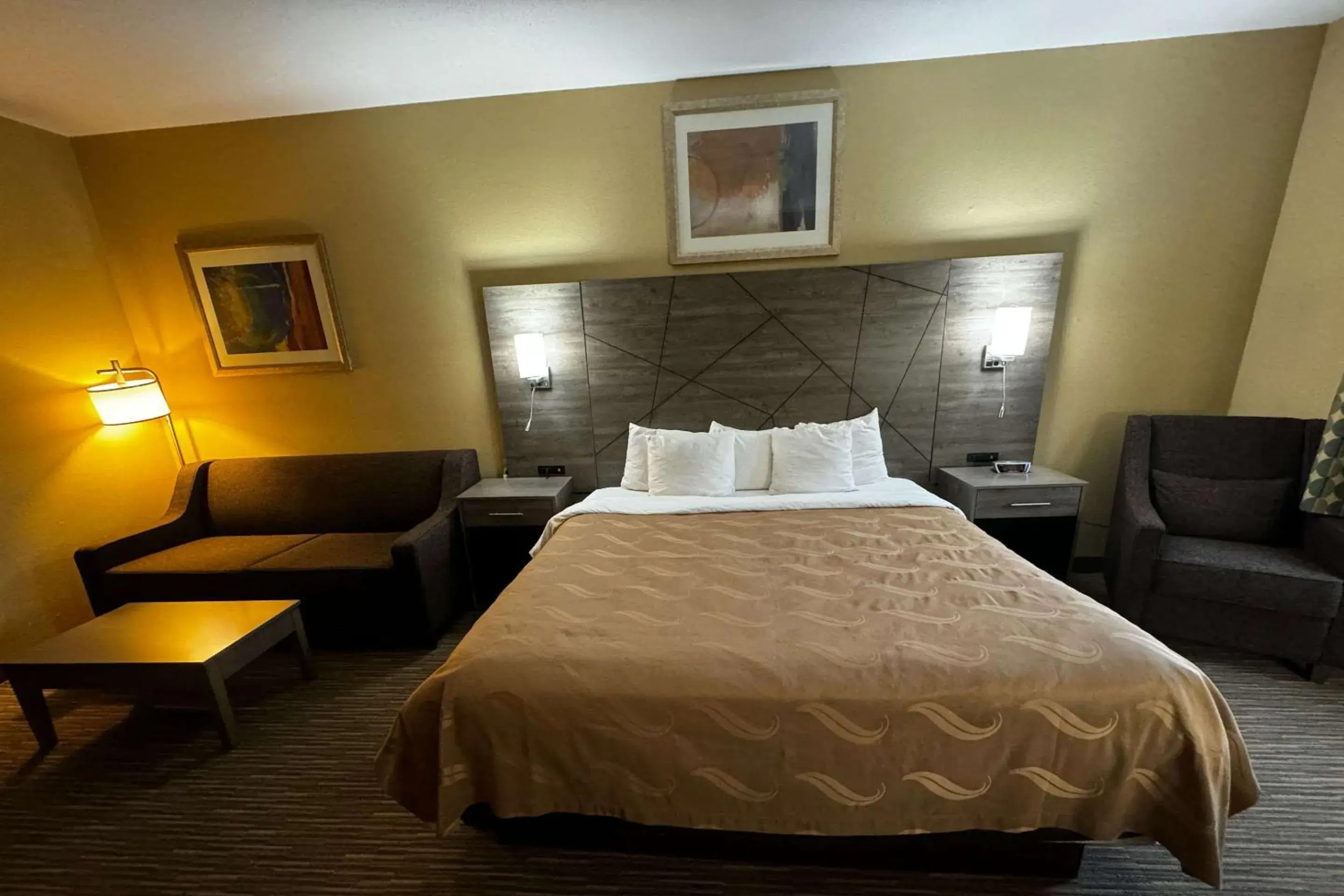 Bedroom, Bed in Quality Inn near I-72 and Hwy 51 Bedroom, Bed in Quality Inn near I-72 and Hwy 51