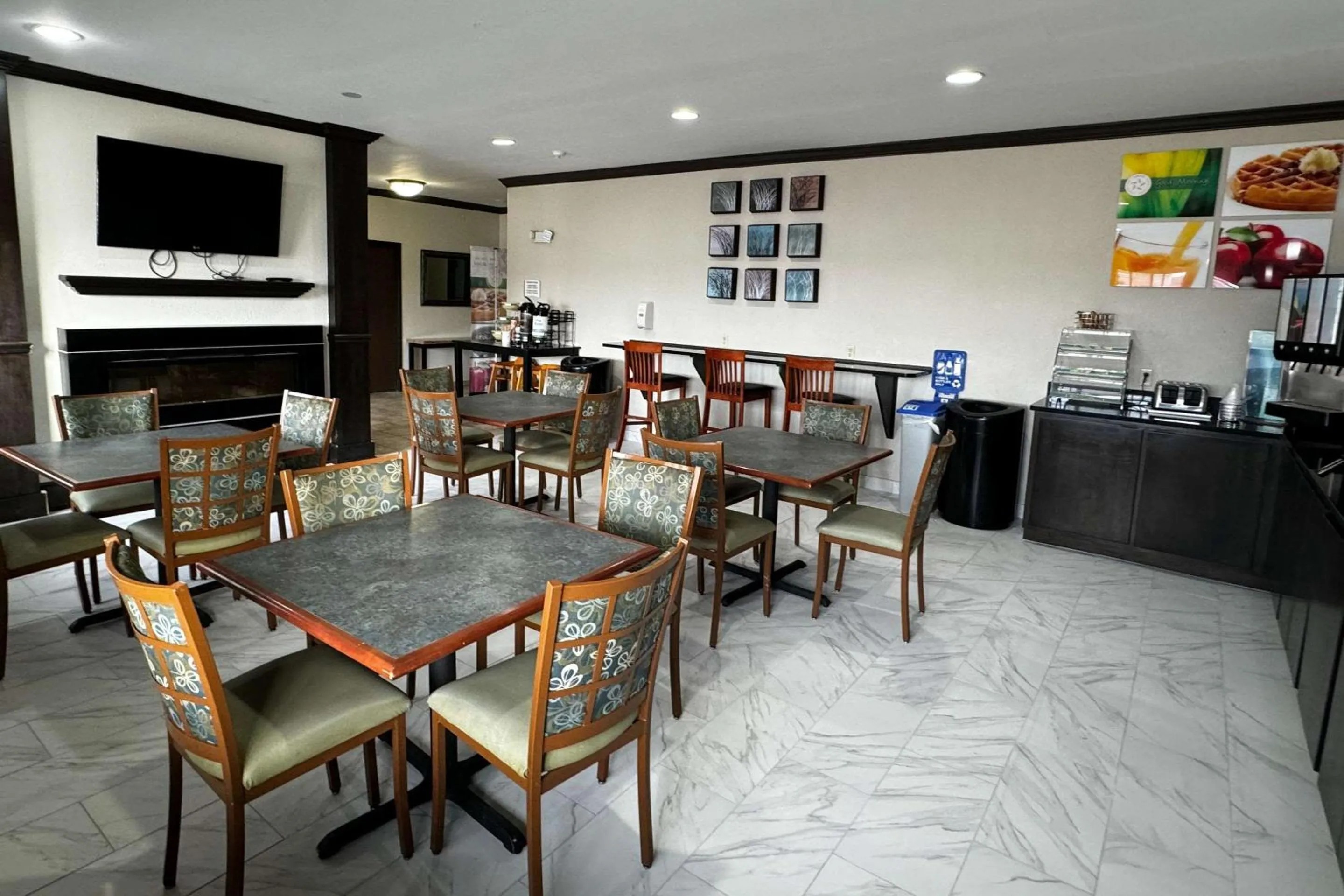 Breakfast in Quality Inn Forsyth Decatur