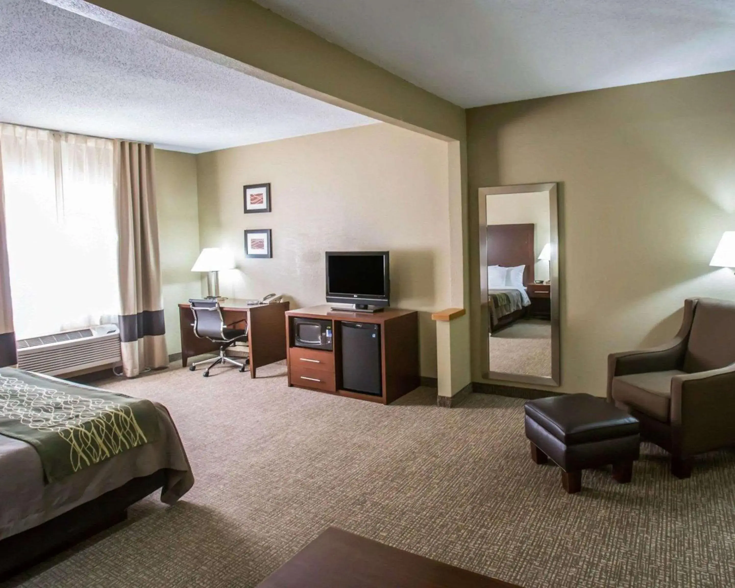 Photo of the whole room, Bed in Comfort Inn Morris I-80 Photo of the whole room, Bed in Comfort Inn Morris I-80