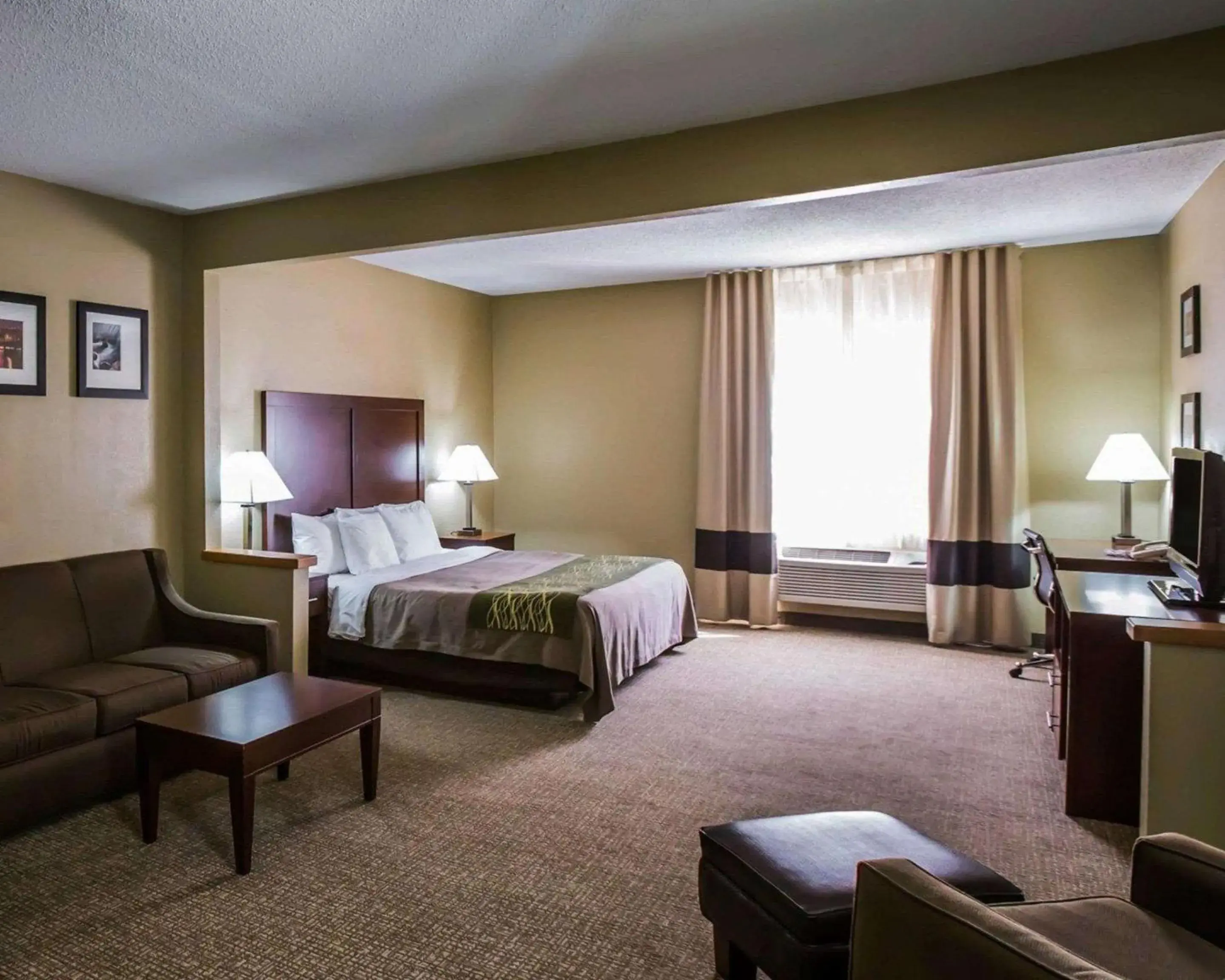 Photo of the whole room, Bed in Comfort Inn Morris I-80 Photo of the whole room, Bed in Comfort Inn Morris I-80