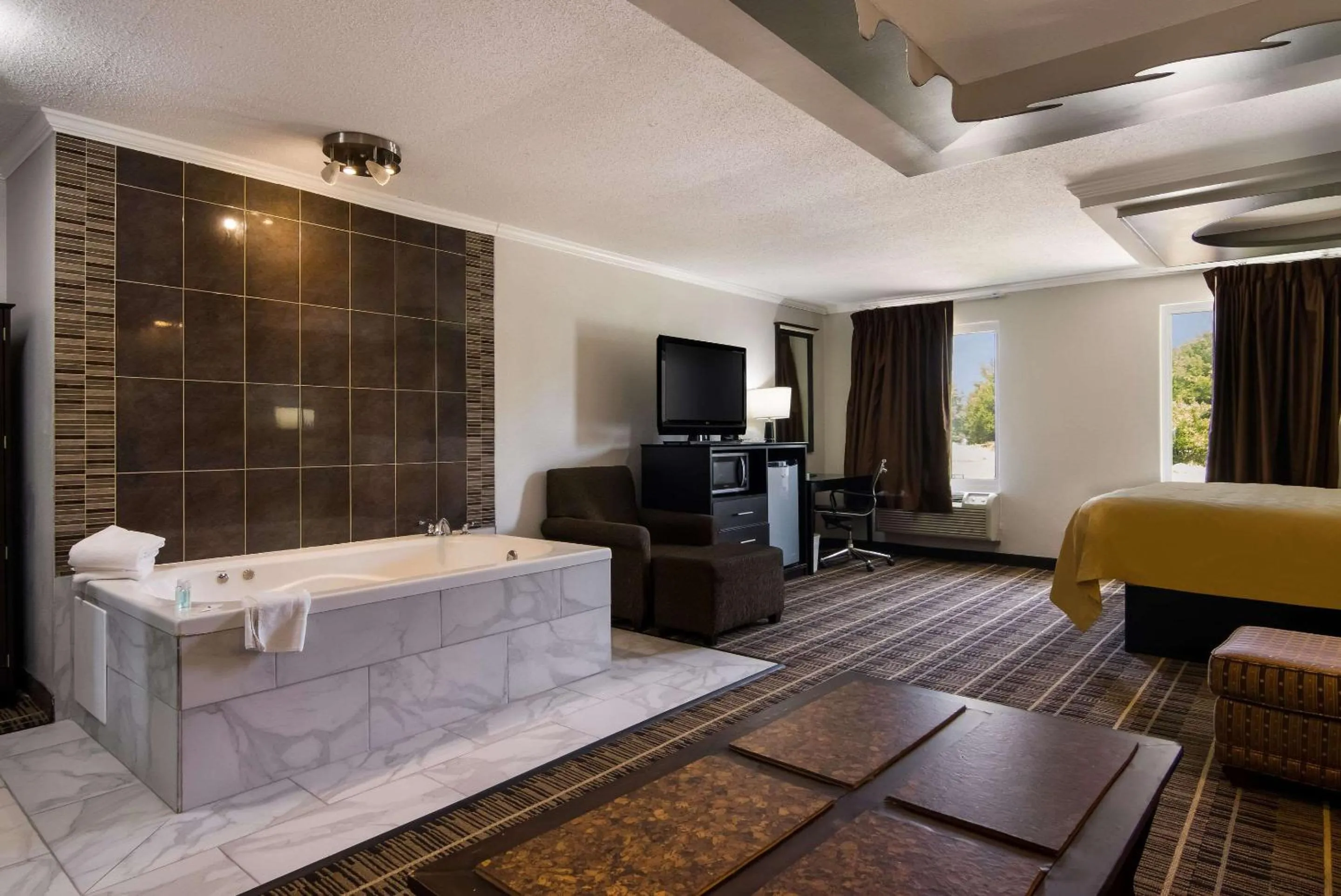 Bedroom in Quality Inn Aurora - Naperville Area