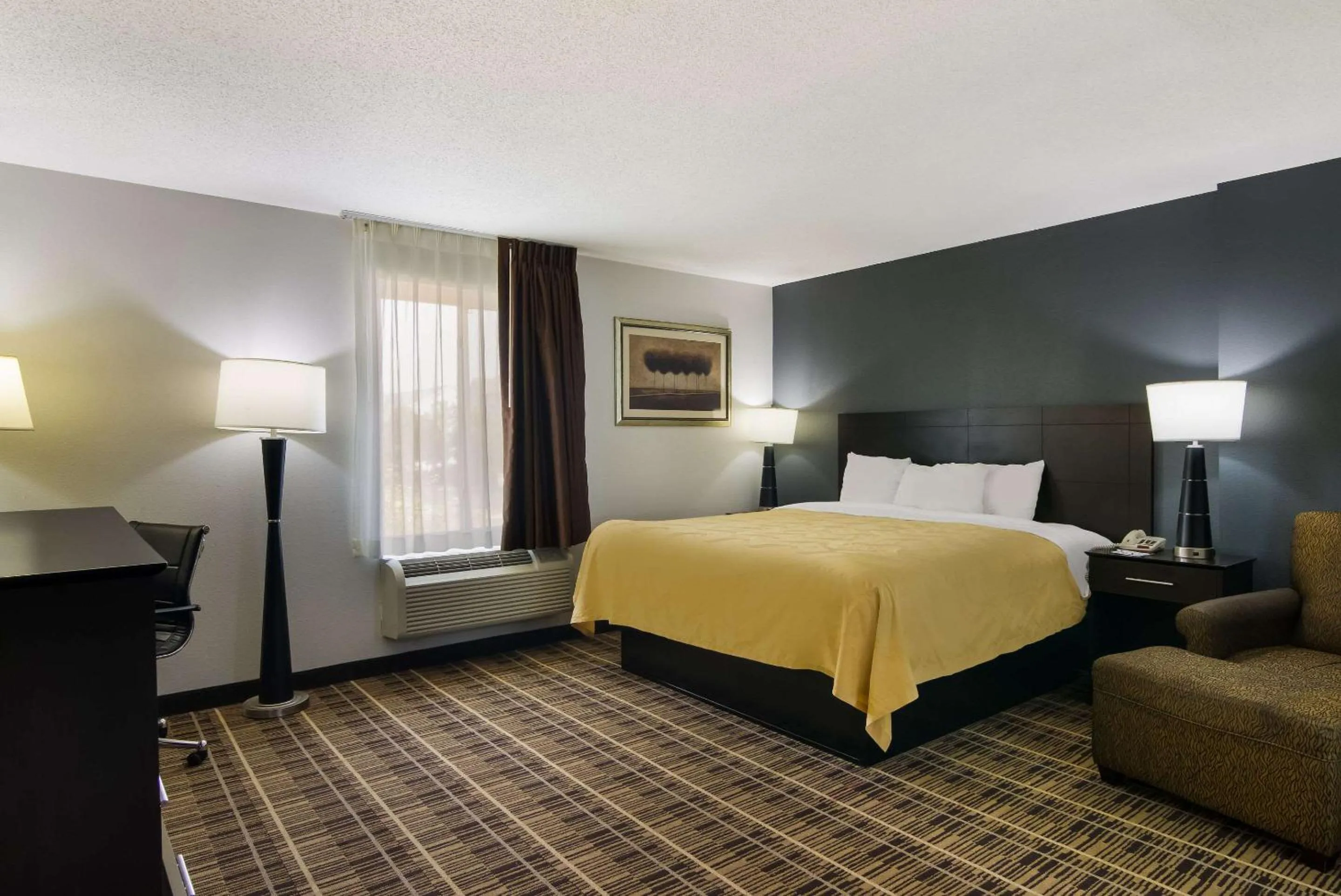 Bedroom in Quality Inn Aurora - Naperville Area