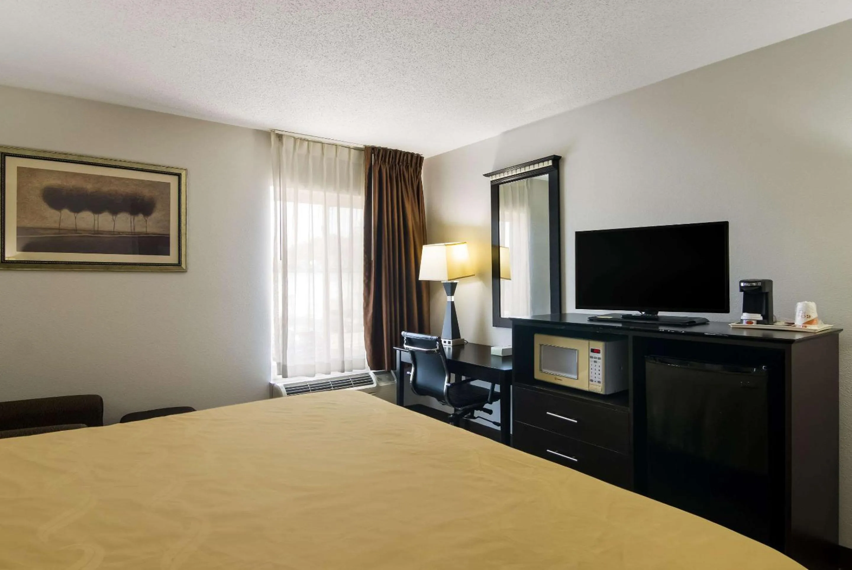 Bedroom in Quality Inn Aurora - Naperville Area
