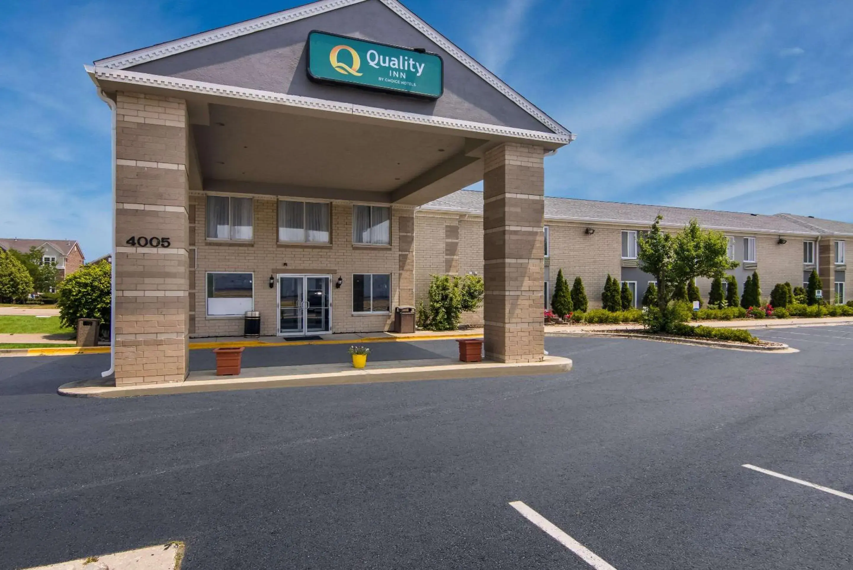 Property building in Quality Inn Aurora - Naperville Area Property building in Quality Inn Aurora - Naperville Area