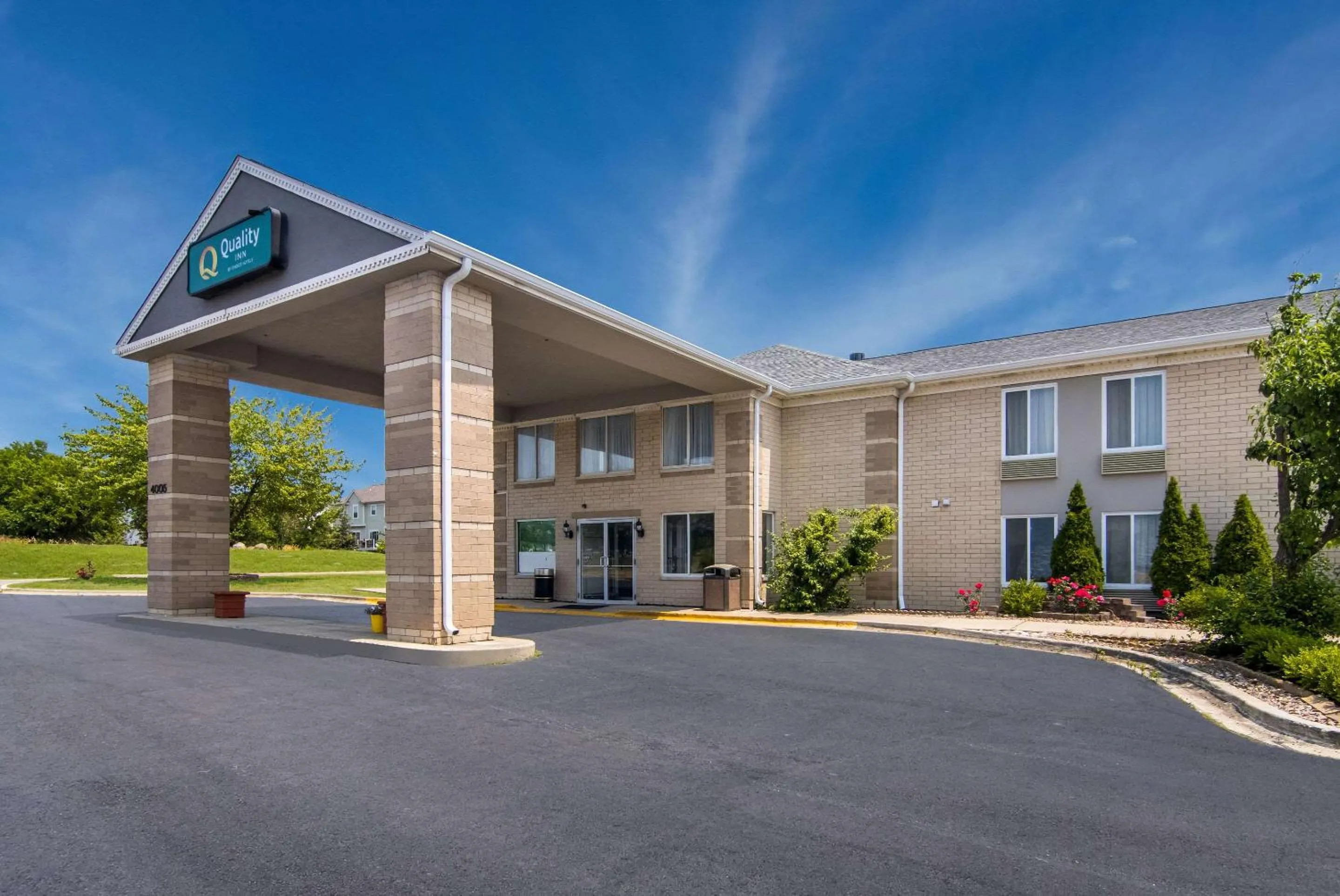 Property building in Quality Inn Aurora - Naperville Area