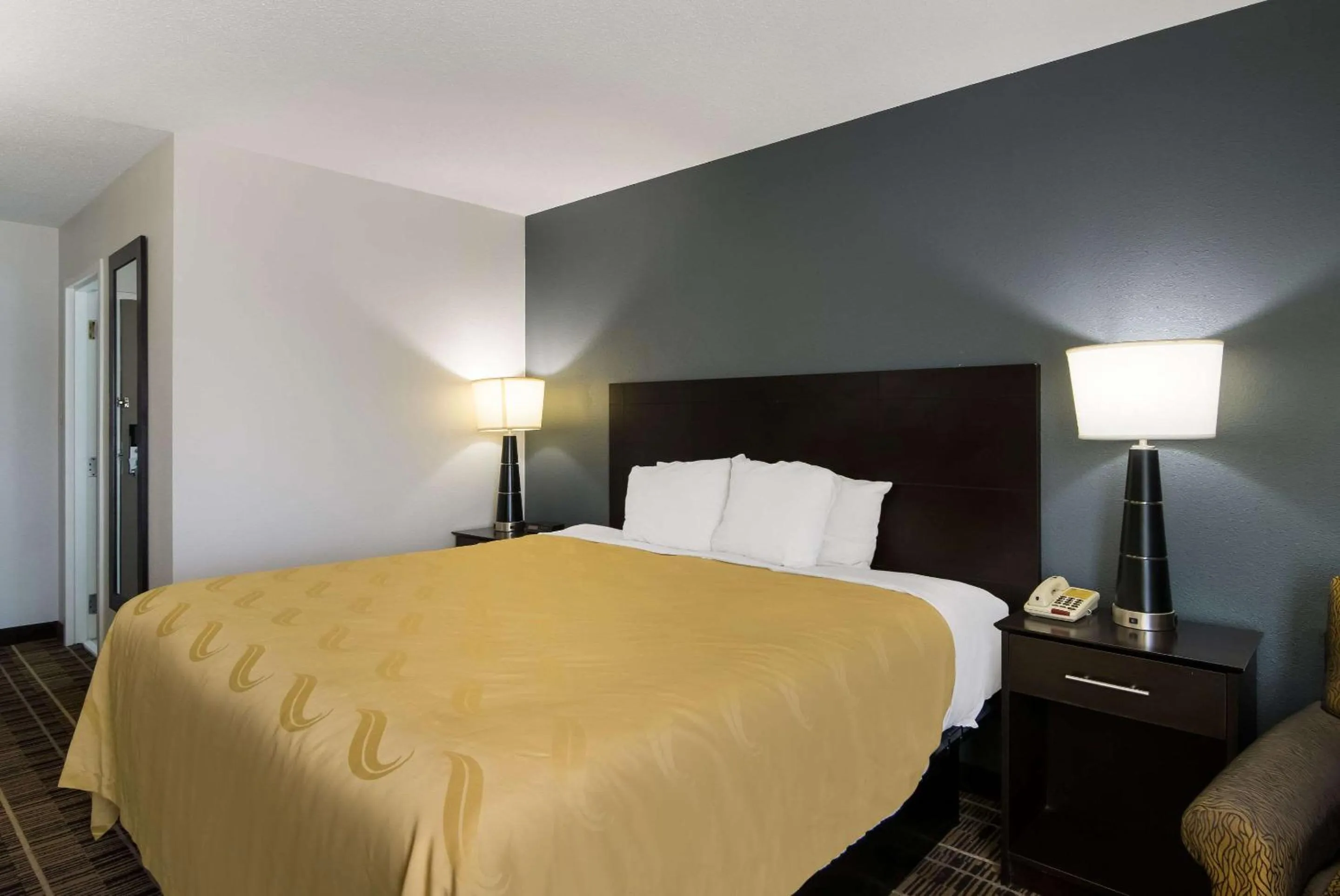Bedroom in Quality Inn Aurora - Naperville Area