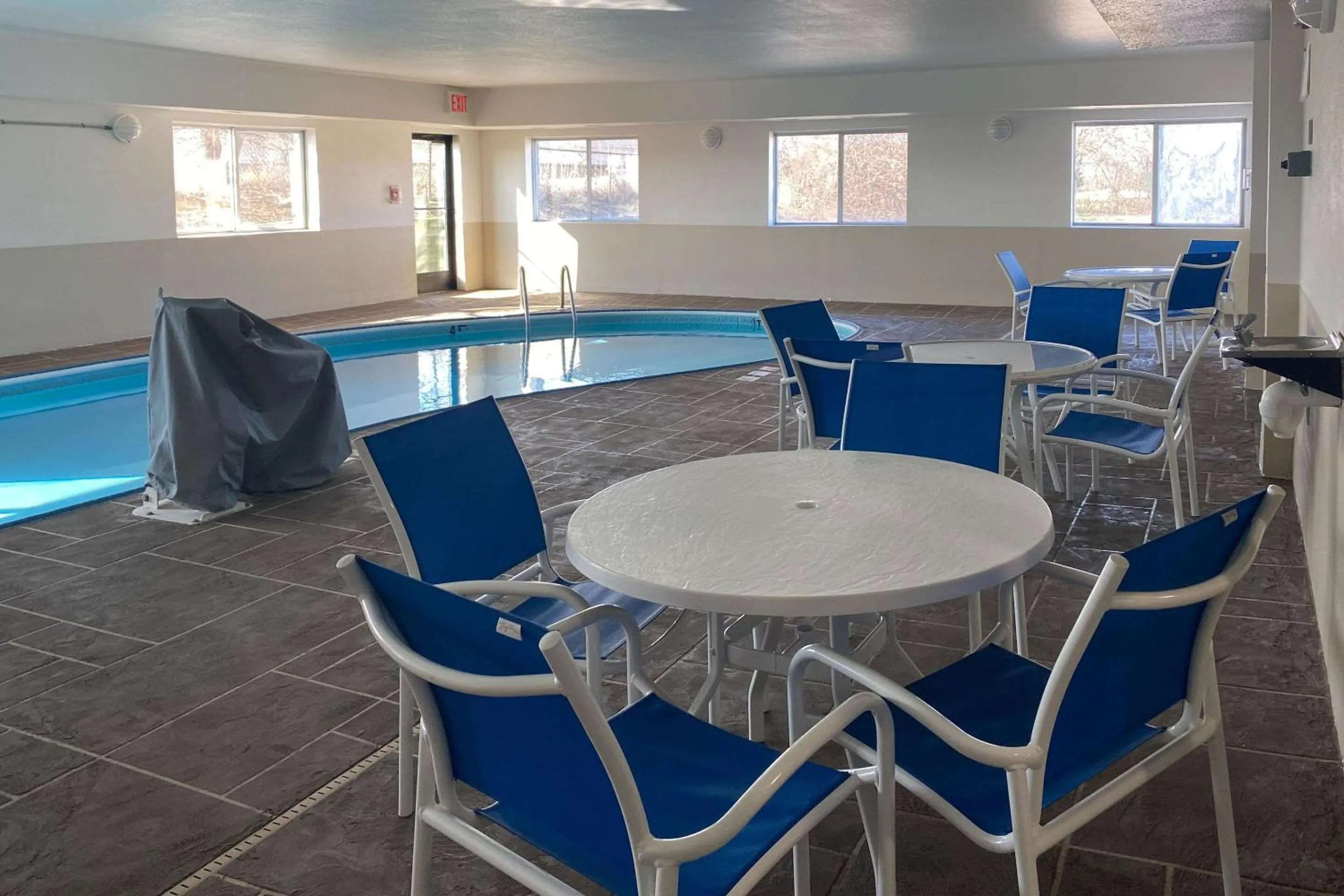 Swimming pool in Comfort Suites Peoria I-74
