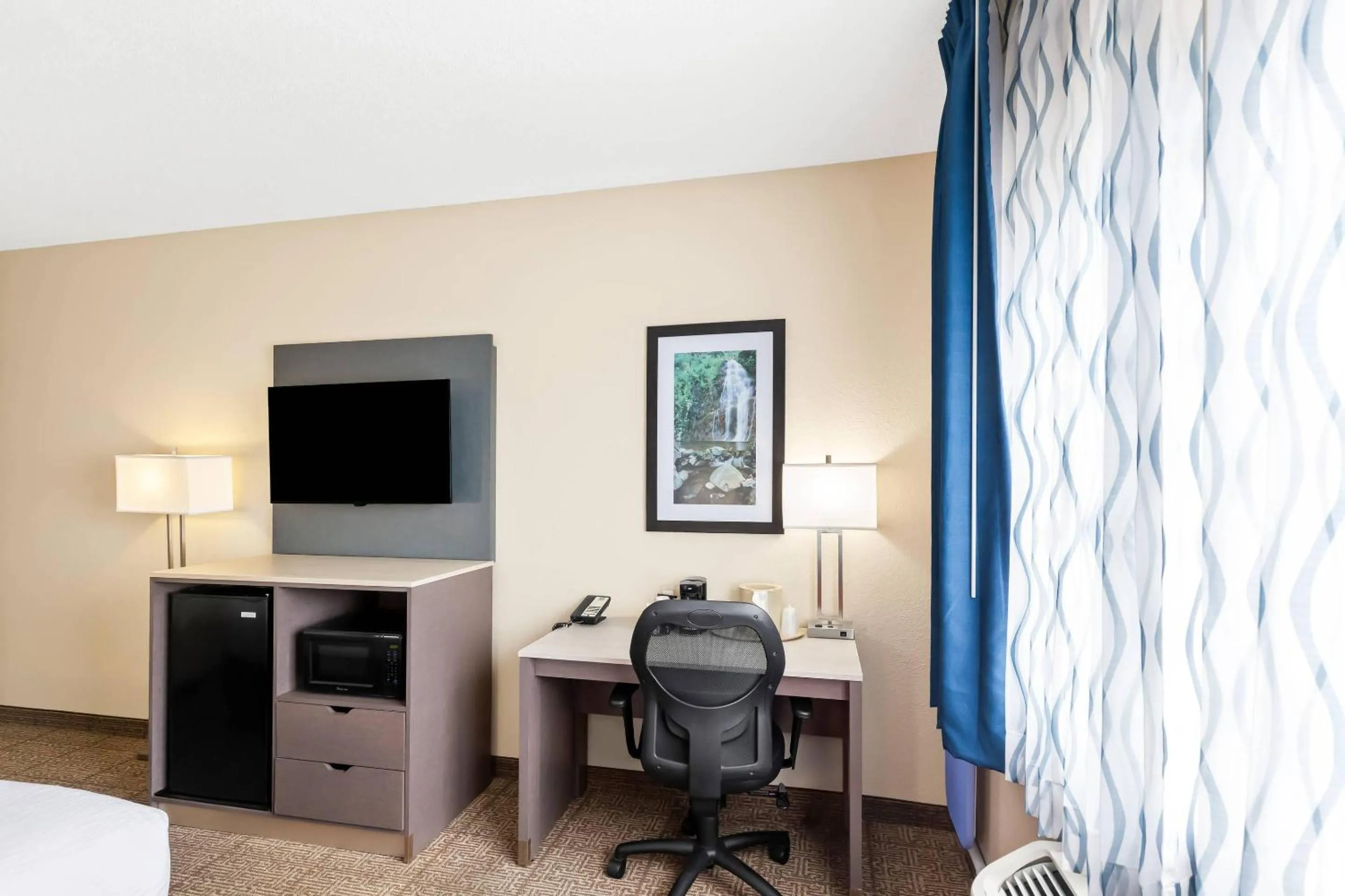 Bedroom, Bed in Quality Inn & Suites Springfield Southwest near I-72