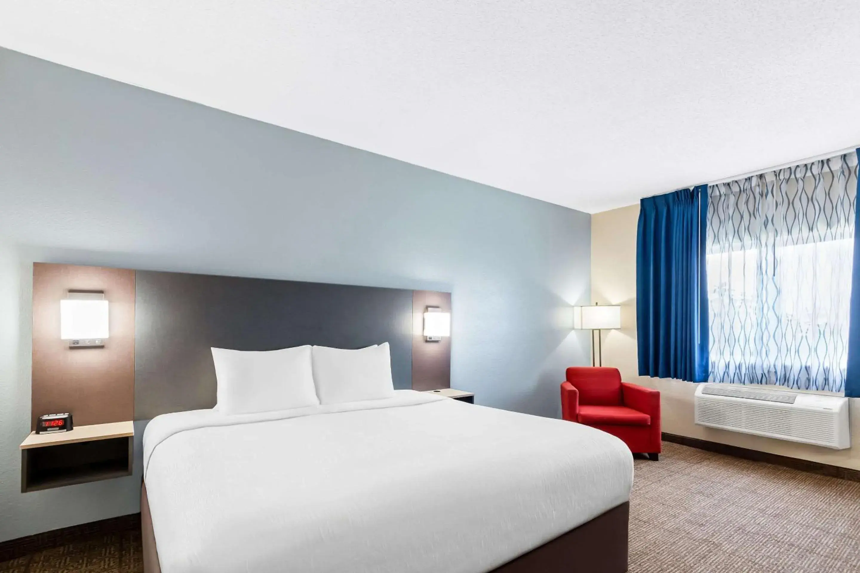 Bedroom, Bed in Quality Inn & Suites Springfield Southwest near I-72 Bedroom, Bed in Quality Inn & Suites Springfield Southwest near I-72