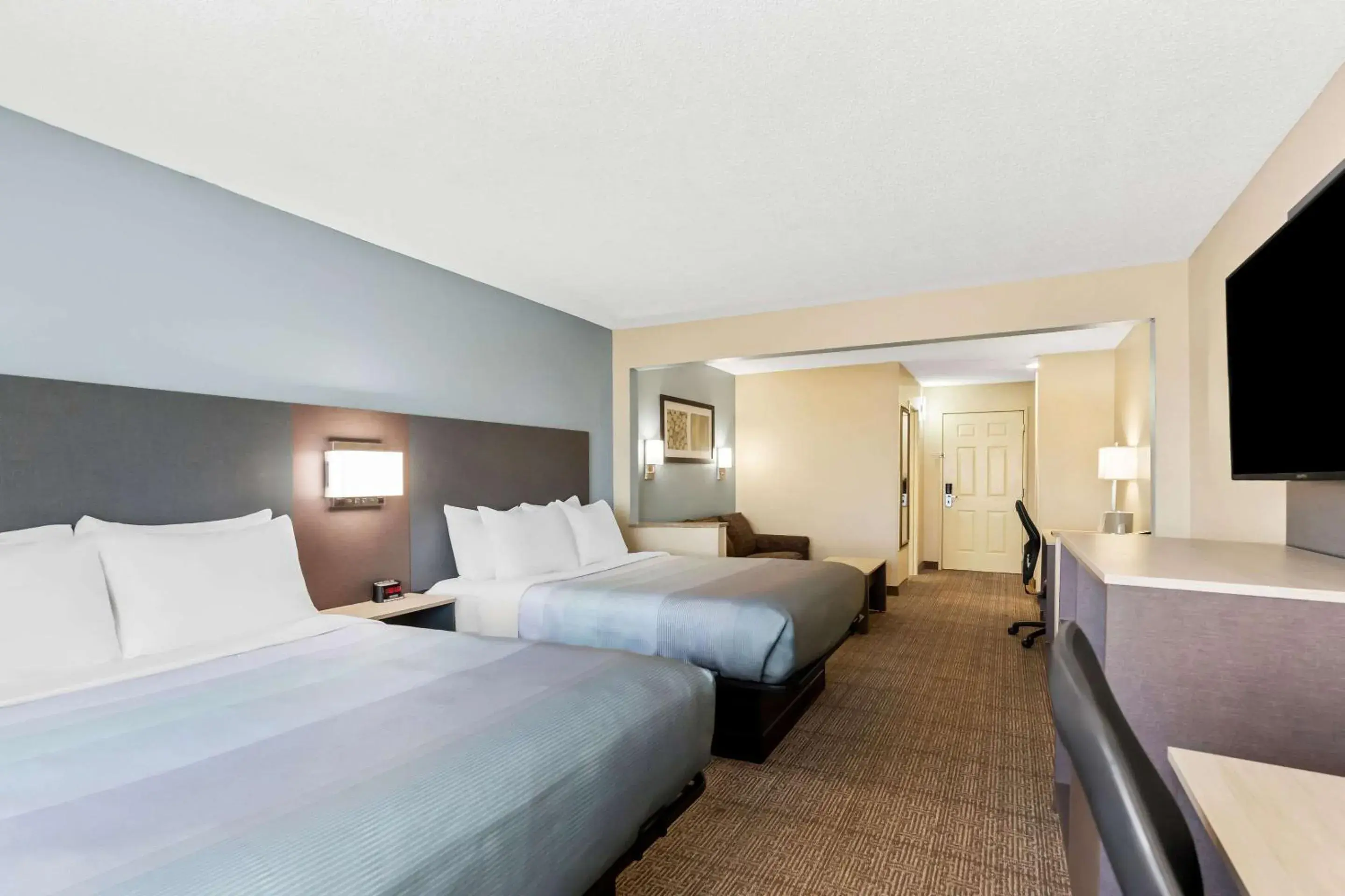 Bedroom, Bed in Quality Inn & Suites Springfield Southwest near I-72 Bedroom, Bed in Quality Inn & Suites Springfield Southwest near I-72