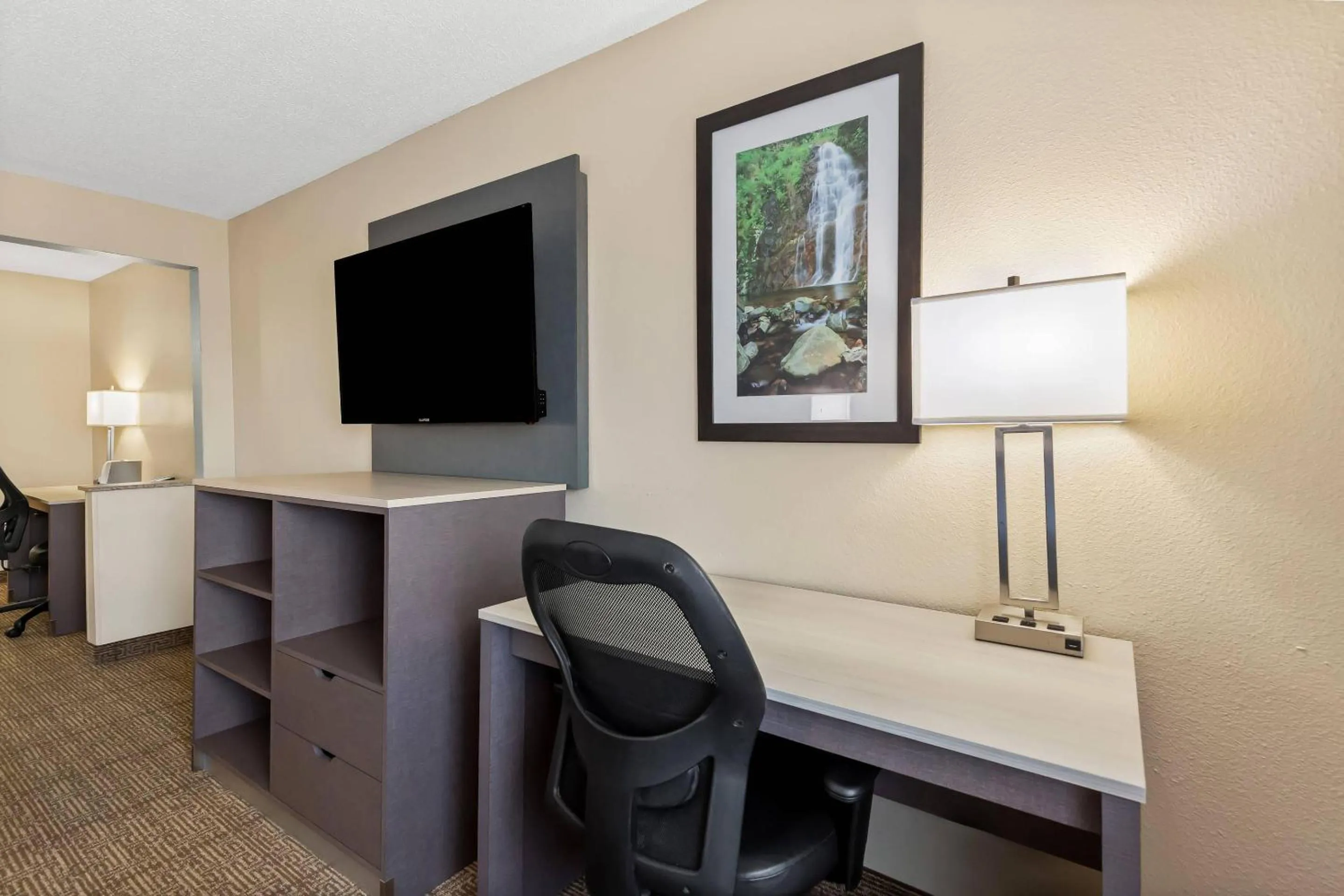 Bedroom in Quality Inn & Suites Springfield Southwest near I-72