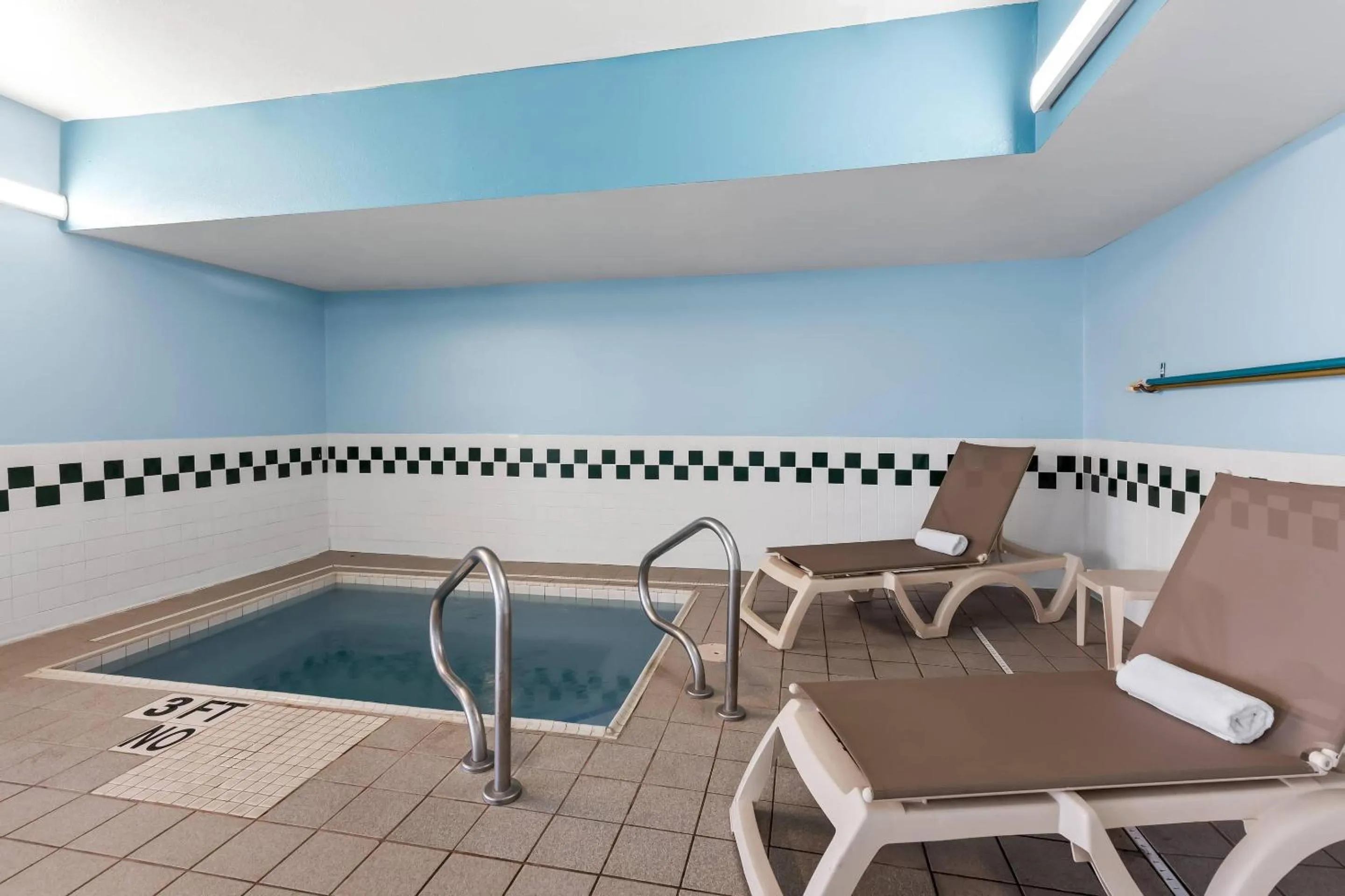 Swimming pool in Quality Inn & Suites Springfield Southwest near I-72