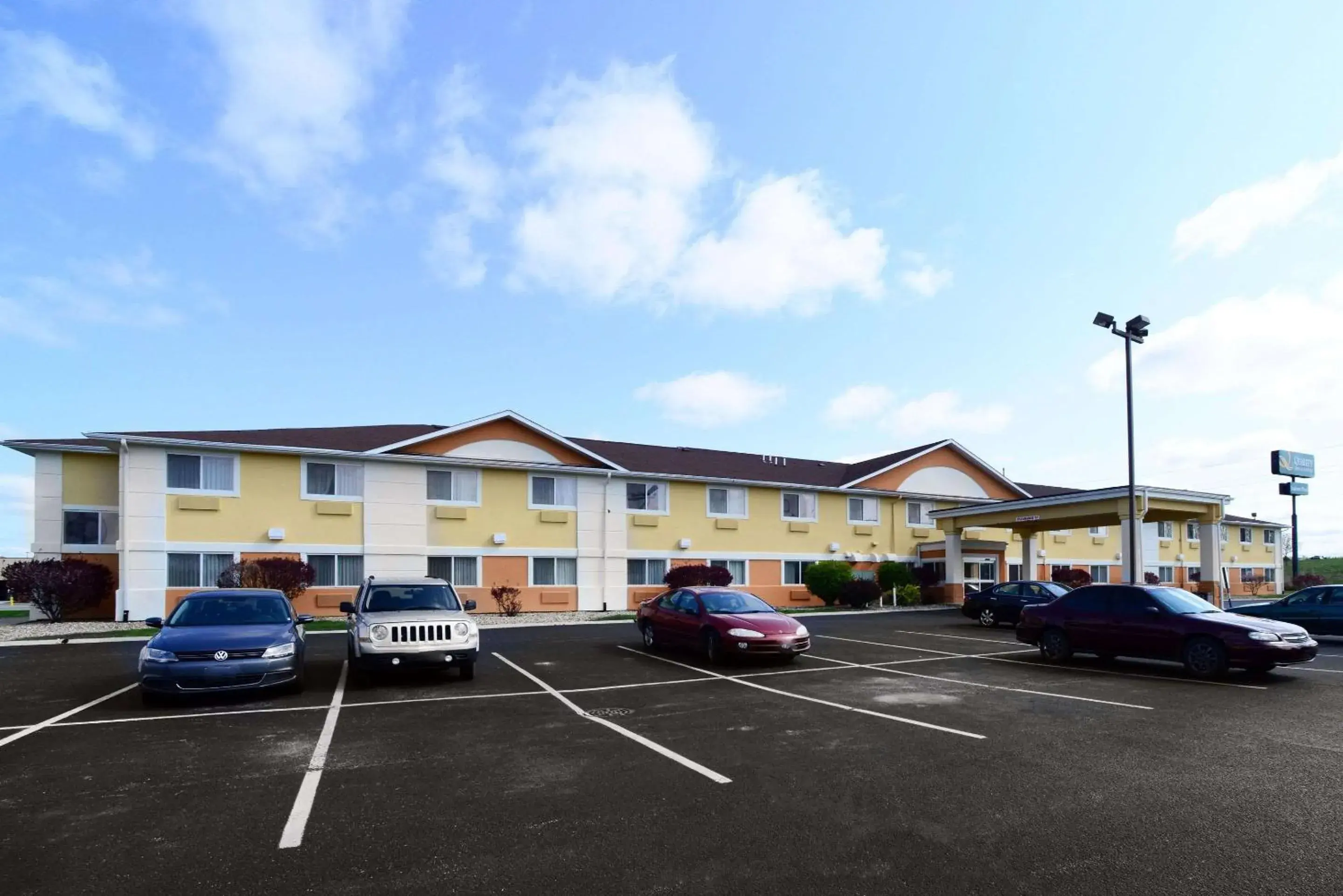 Property building in Quality Inn & Suites Springfield Southwest near I-72 Property building in Quality Inn & Suites Springfield Southwest near I-72