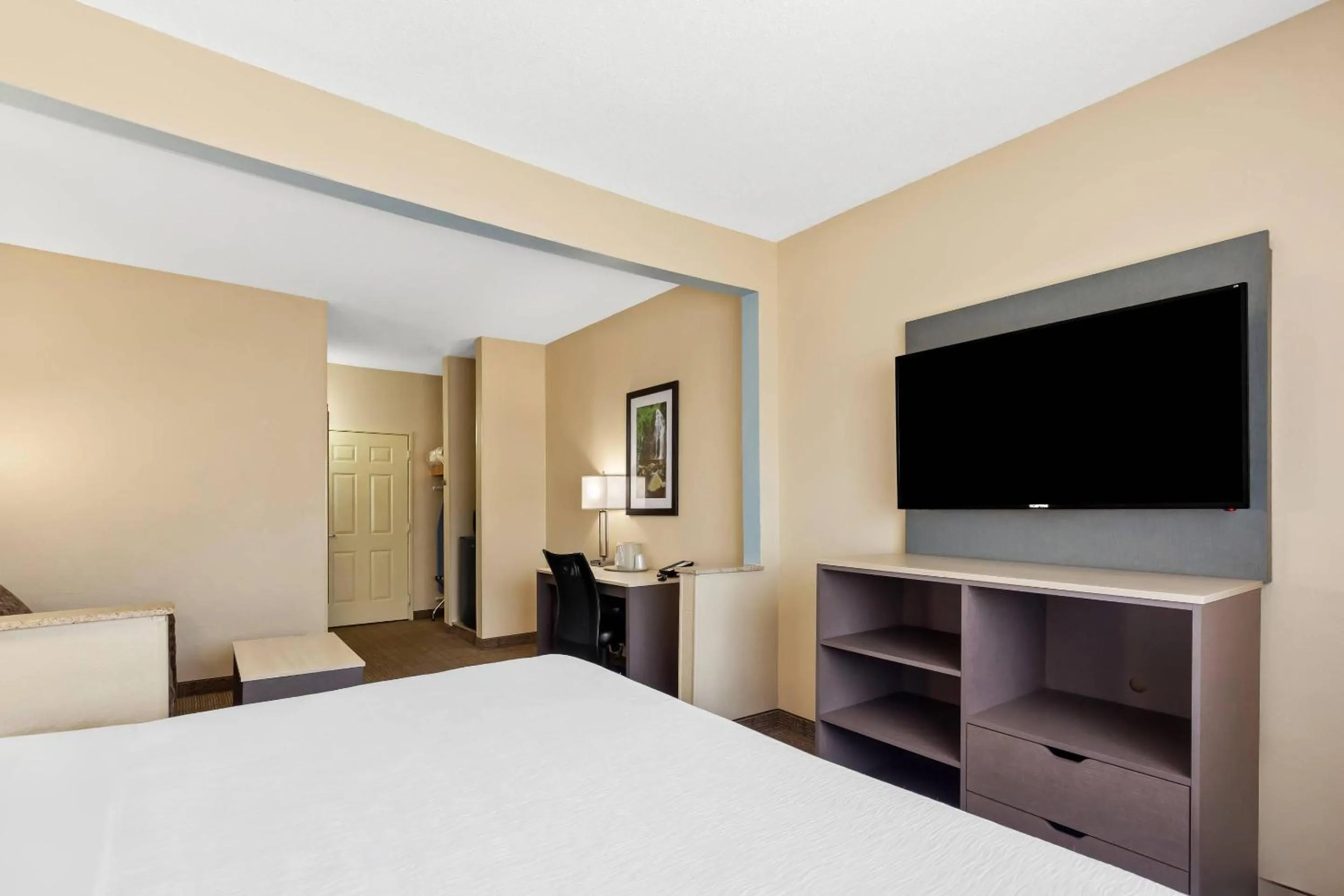 Bedroom, Bed in Quality Inn & Suites Springfield Southwest near I-72