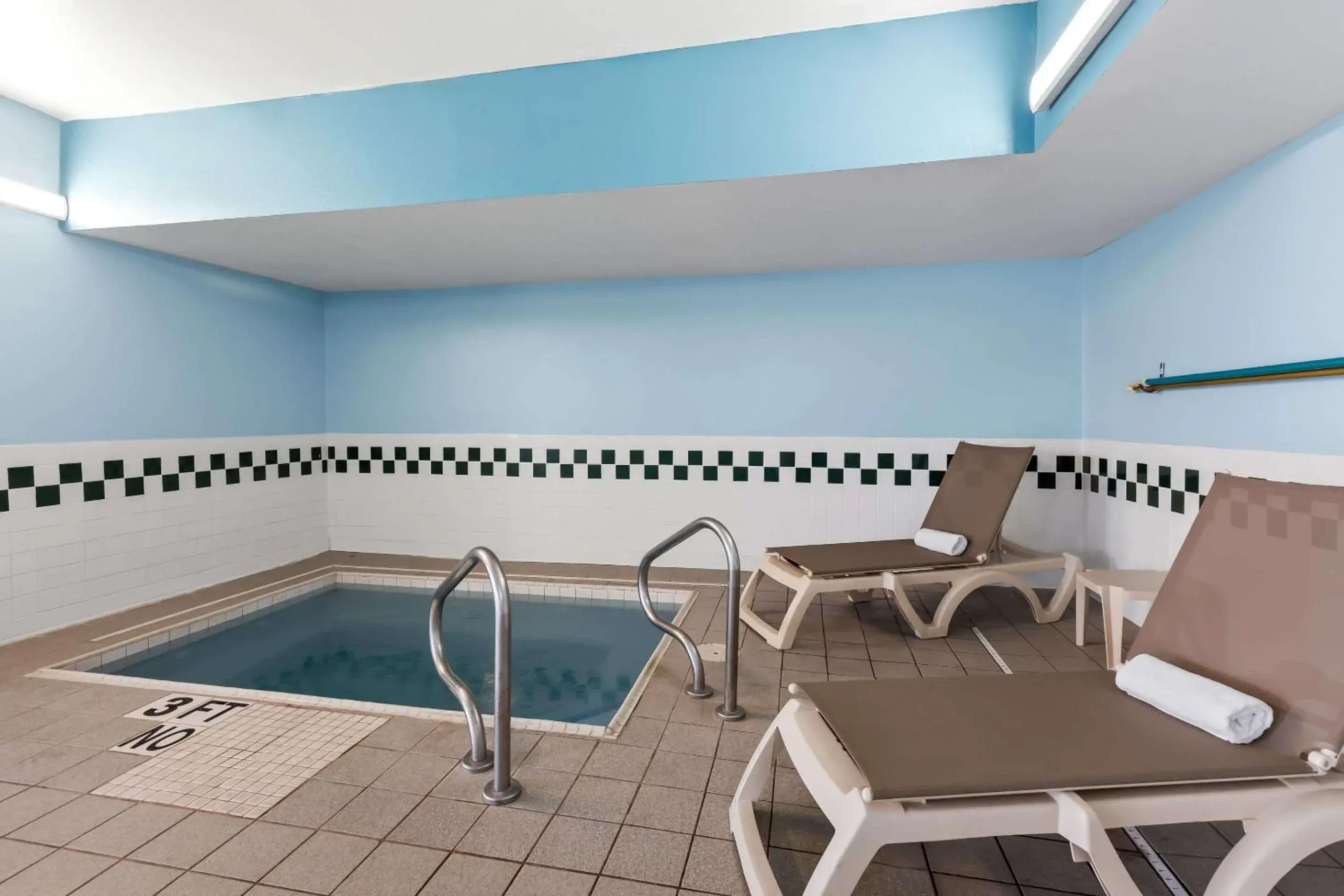 Swimming pool in Quality Inn & Suites Springfield Southwest near I-72 Swimming pool in Quality Inn & Suites Springfield Southwest near I-72
