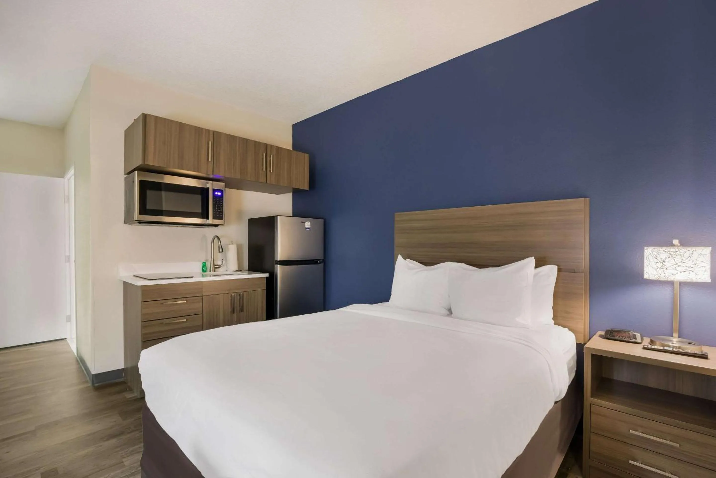 Bedroom, Bed in MainStay Suites Joliet I-55