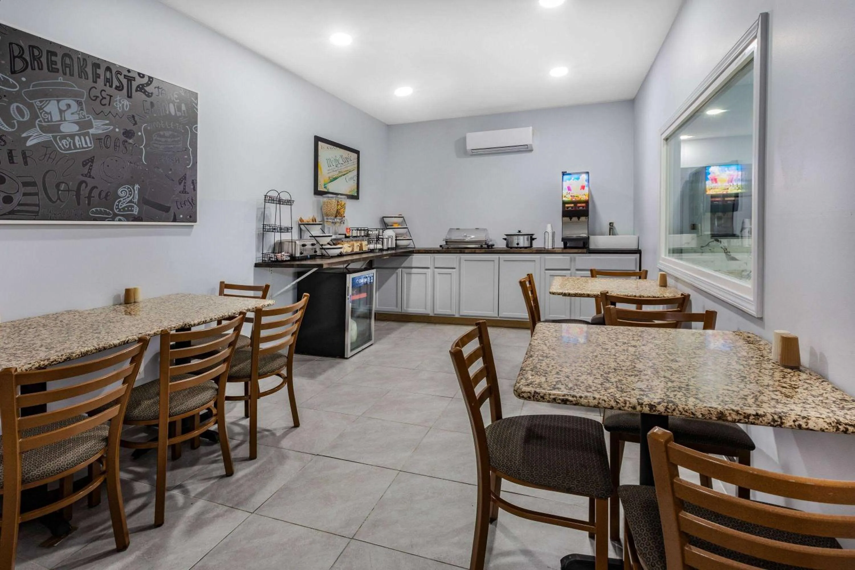 Restaurant/places to eat in AmericInn by Wyndham Quincy