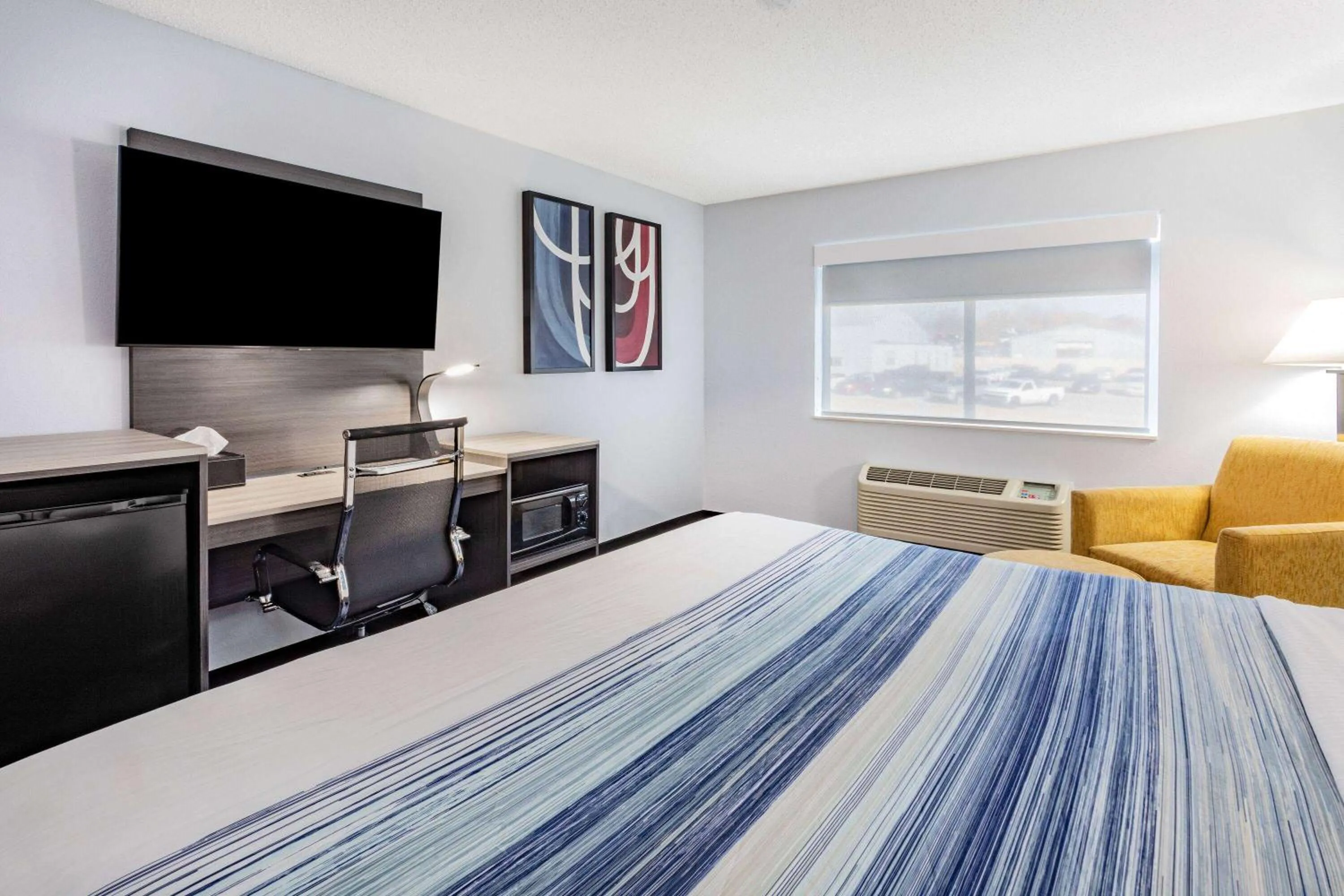 Photo of the whole room, Bed in AmericInn by Wyndham Quincy