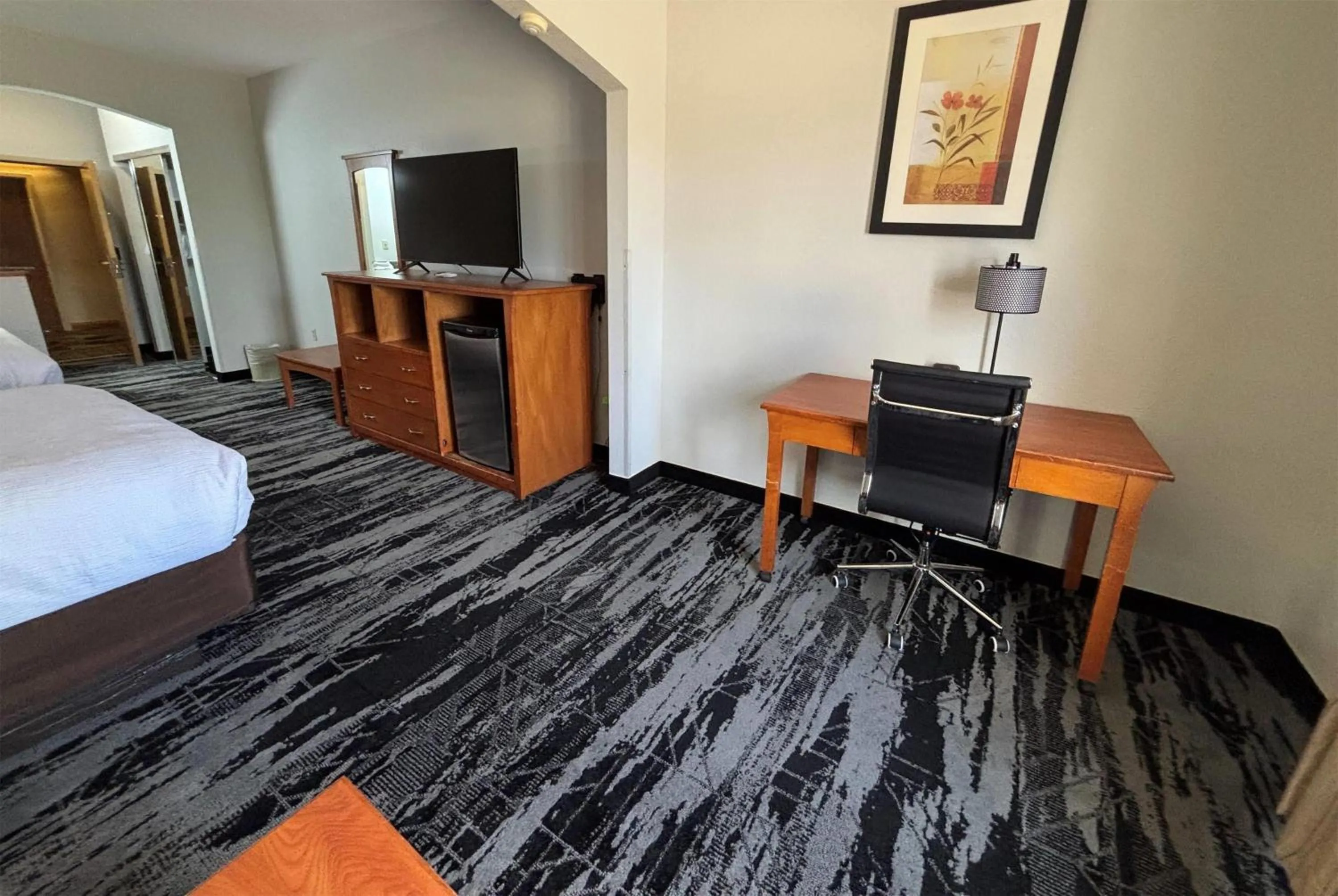 Photo of the whole room, Bed in Baymont by Wyndham Marion