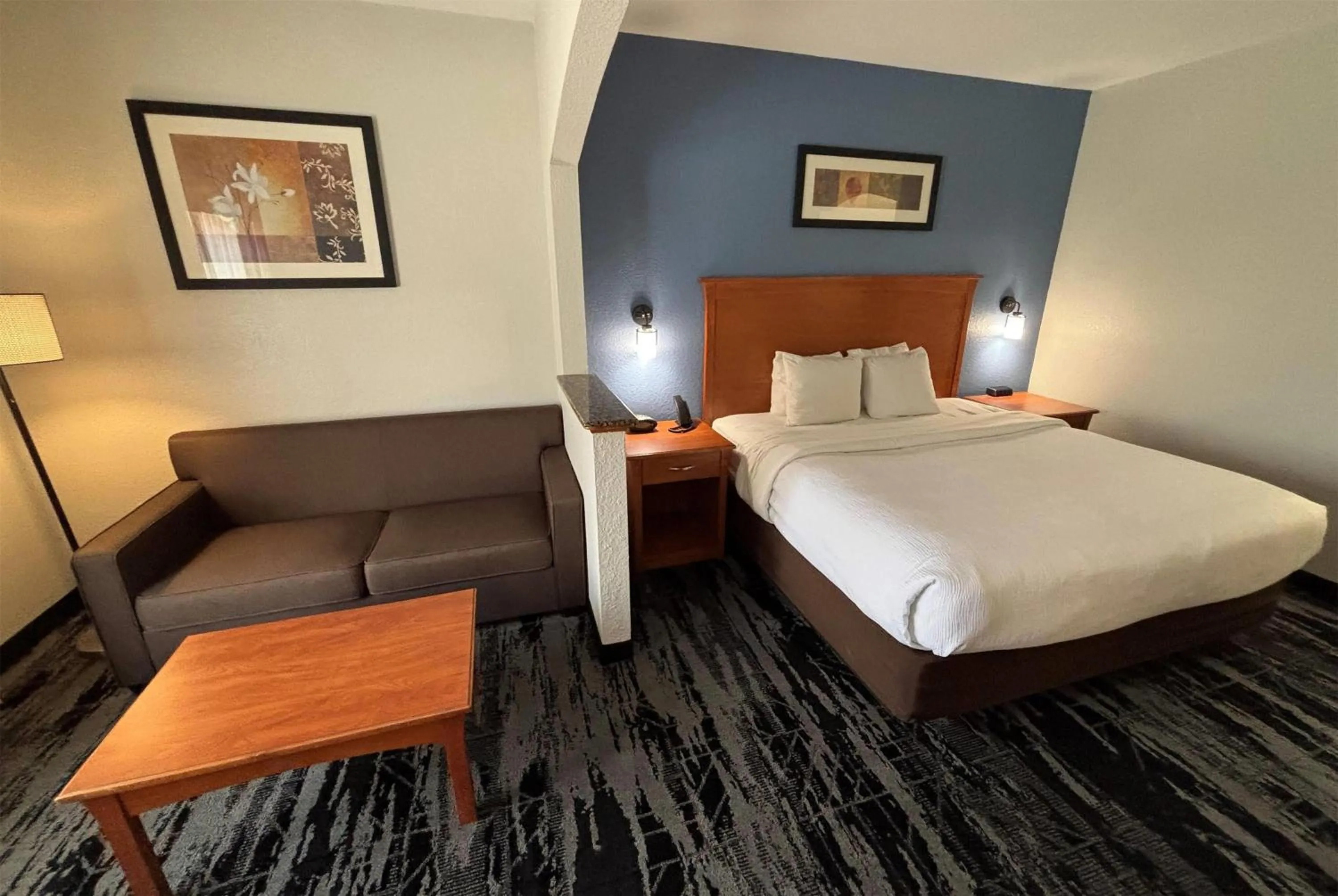 Photo of the whole room, Bed in Baymont by Wyndham Marion